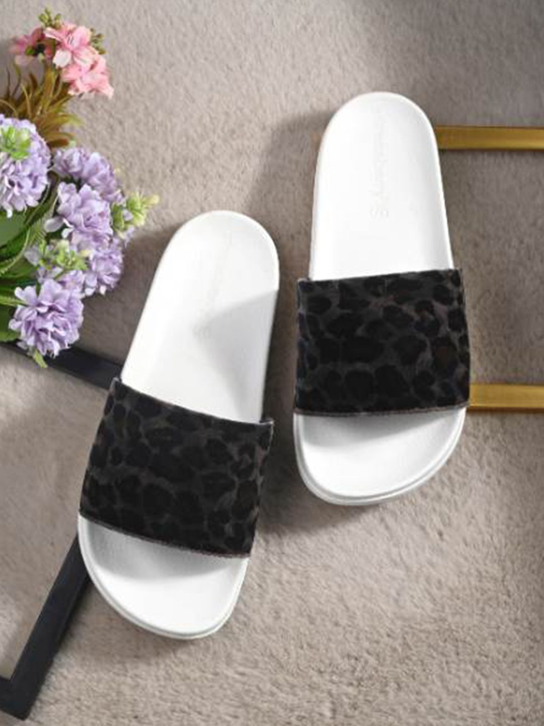 DressBerry Women White & Black Printed Rubber Sliders