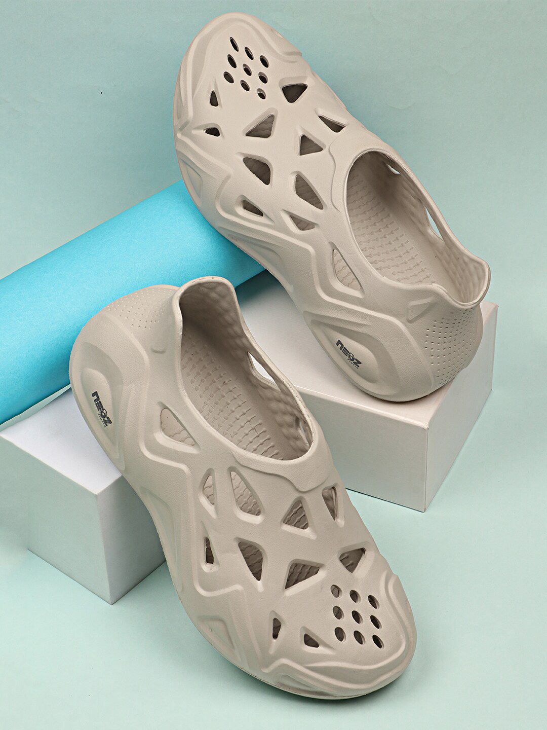 NEOZ Men Levirex Lightweight & Comfortable Grip & Bounce Less Pressure Clogs