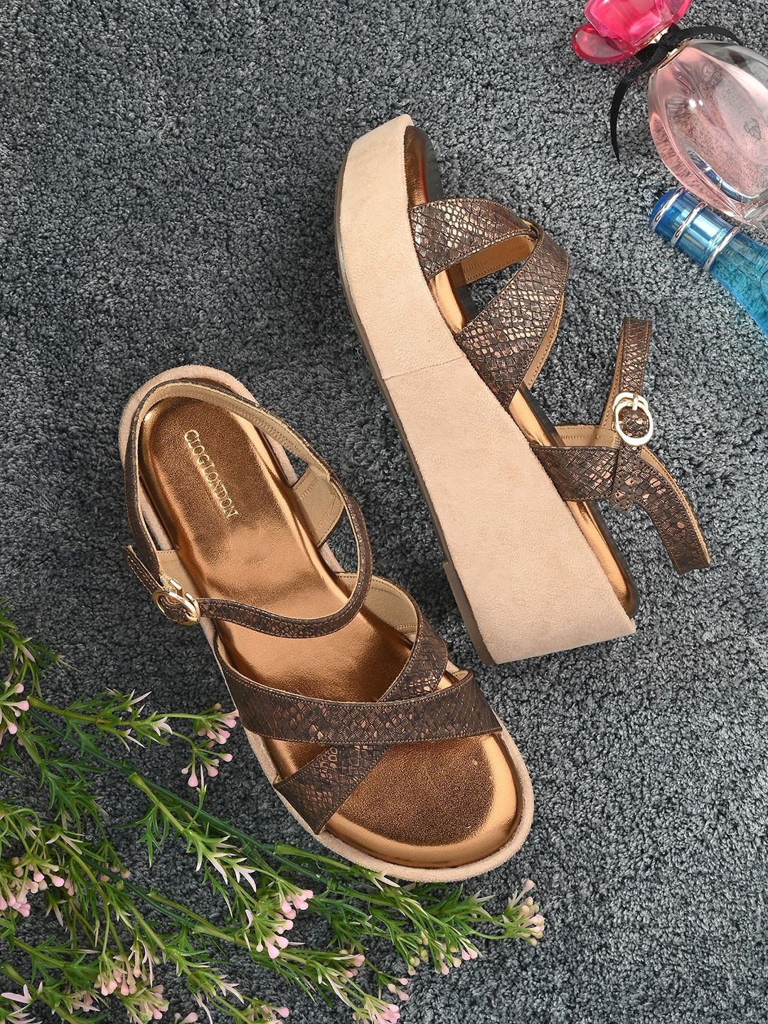 CLOG LONDON Textured Wedge Heels With Buckles