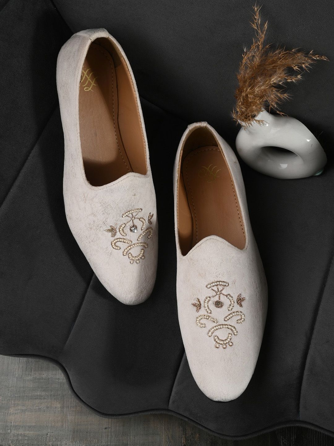 Men Embroidered Mojaris House of Pataudi Men Embroidered Slip-On Mojaris