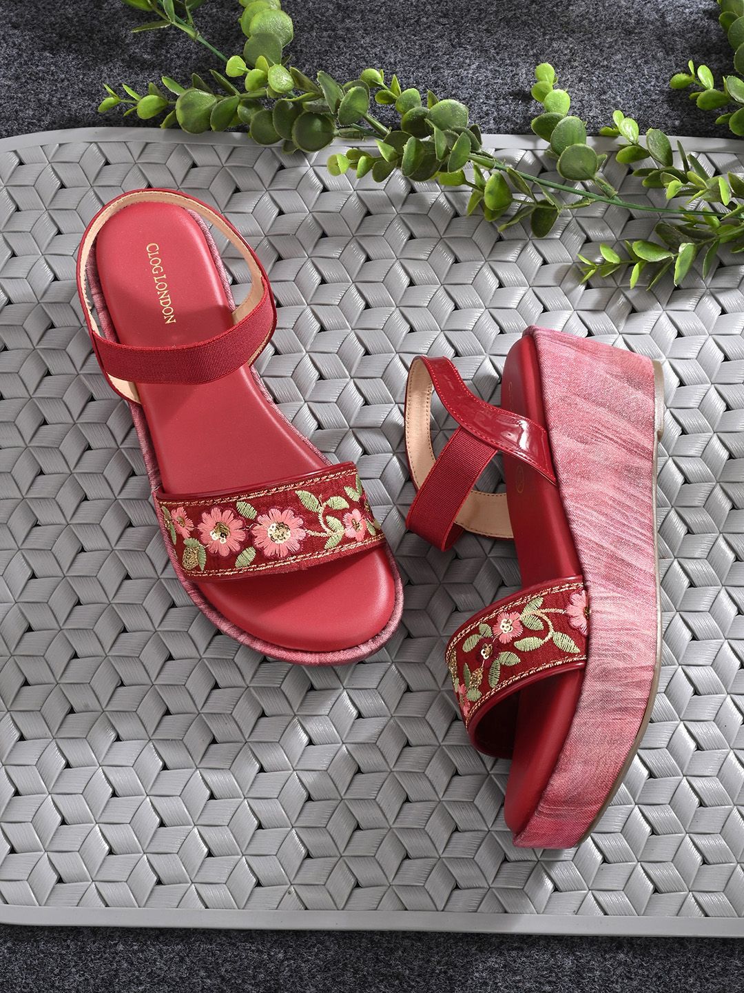 CLOG LONDON Red Wedge with Bows