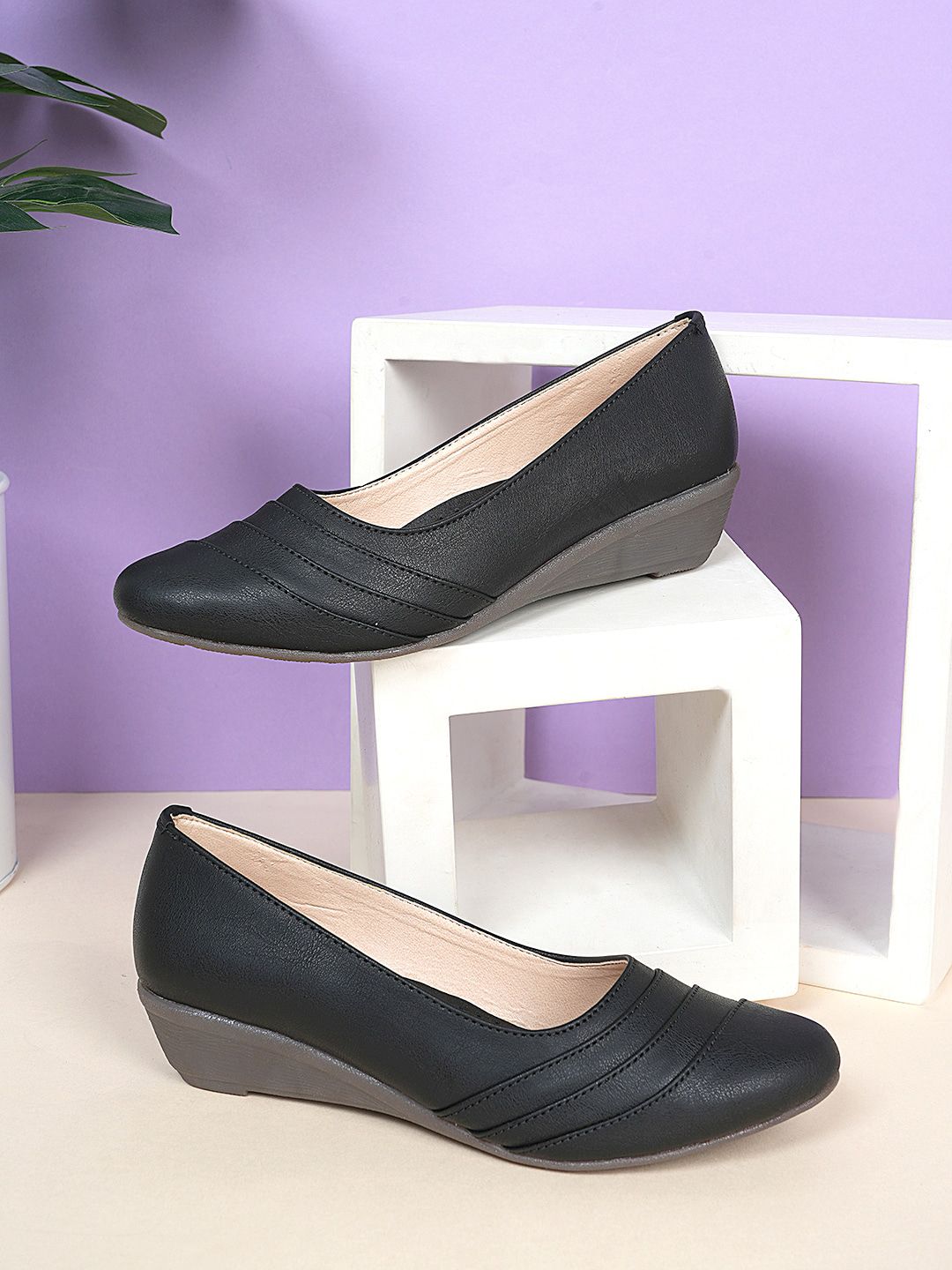 DressBerry Black Textured Wedge Pumps