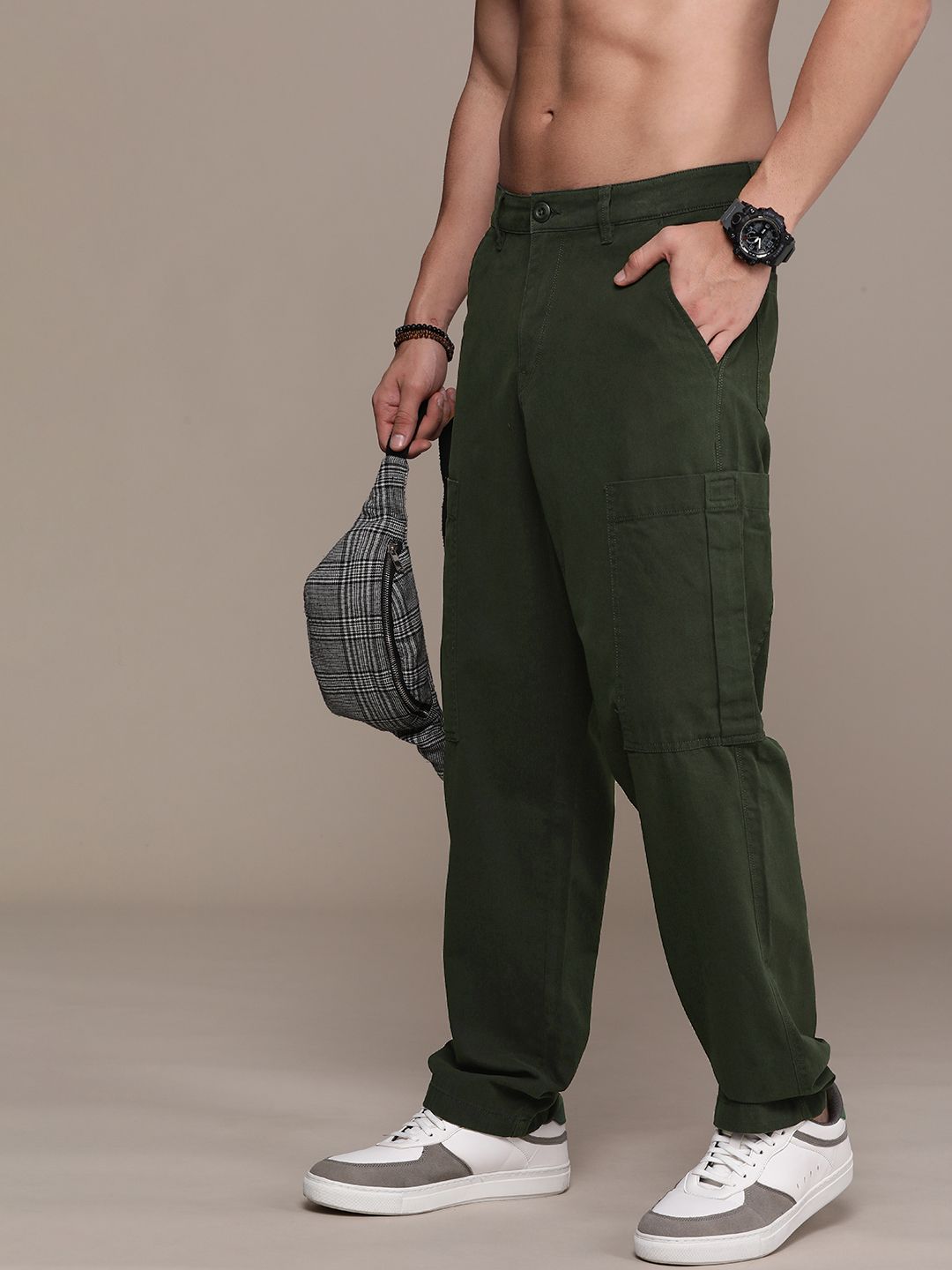 The Roadster Life Co. Men Solid Mid-Rise Pure Cotton Cargos