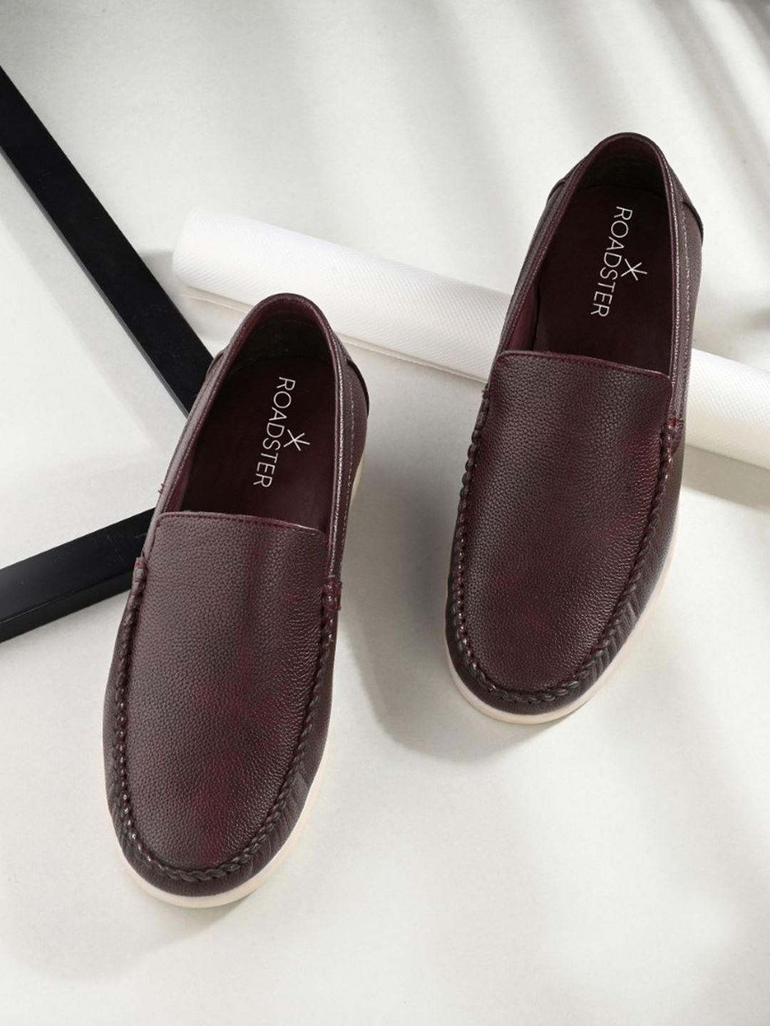 The Roadster Lifestyle Co.Men Brown Textured Lightweight Loafers