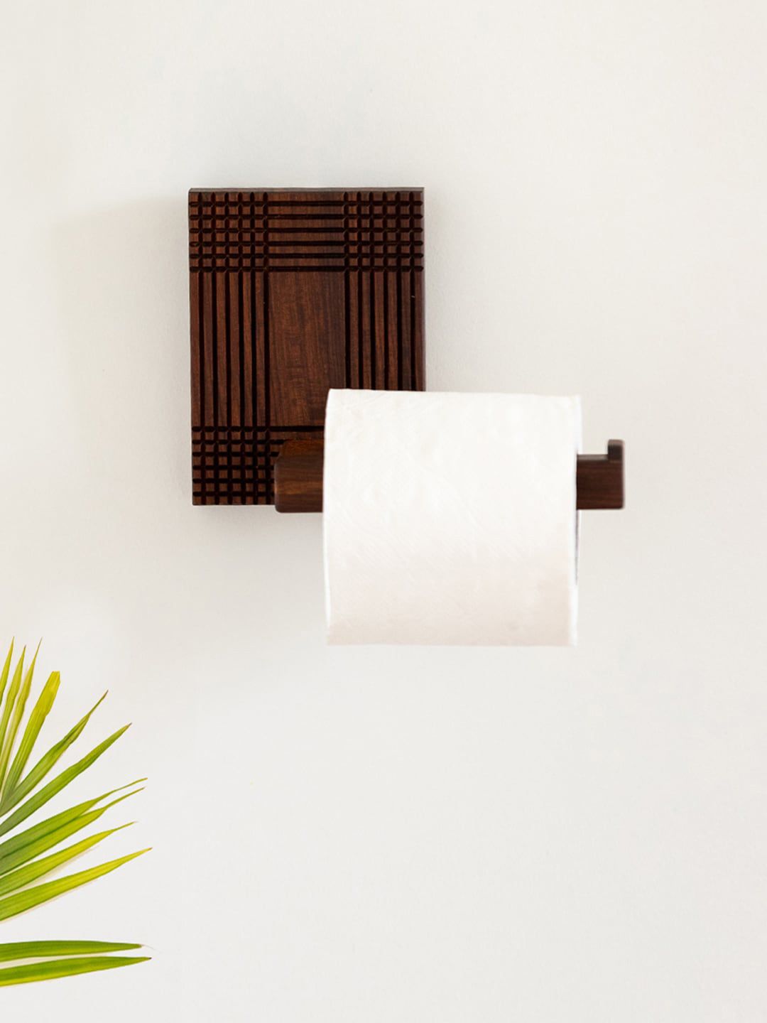 ExclusiveLane Brown Wooden Checkered Frame Bar Tissue Roll Holder