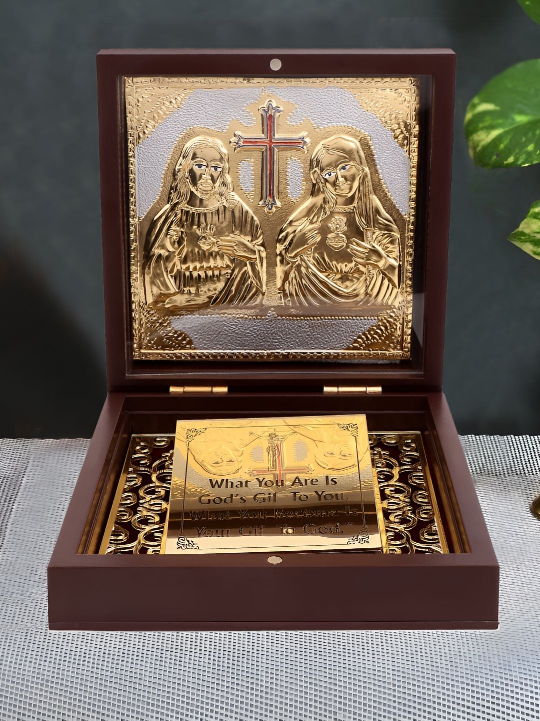 INTERNATIONAL GIFT Gold-Toned Jesus Christ Gift Set