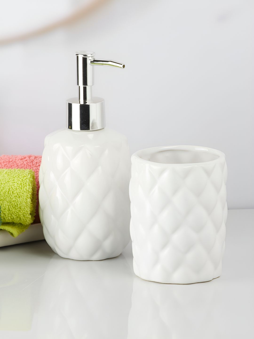 Kookee White & Silver Toned 2 Pieces Ceramic Abstract Bath Accessories Set
