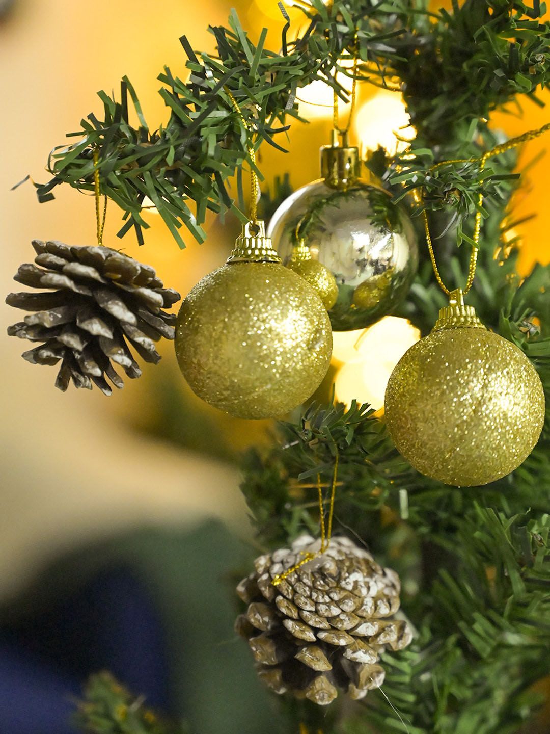 MARKET99 Gold Toned 20 Pieces Hanging Ball Tree Ornaments Christmas Decor