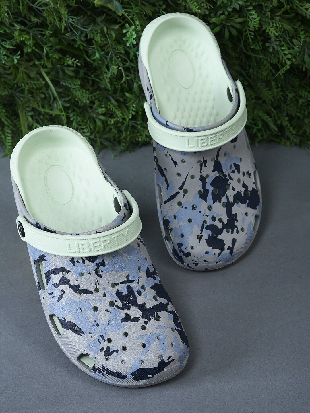 Liberty Men Grey Printed Croslite Clogs