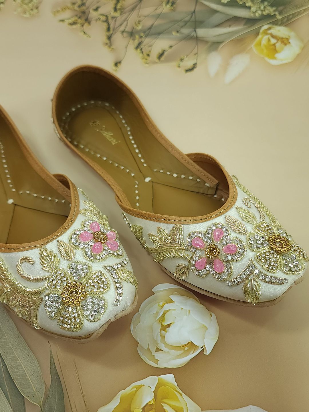 Fulkari Women Off White Embellished Ethnic Mojaris Flats