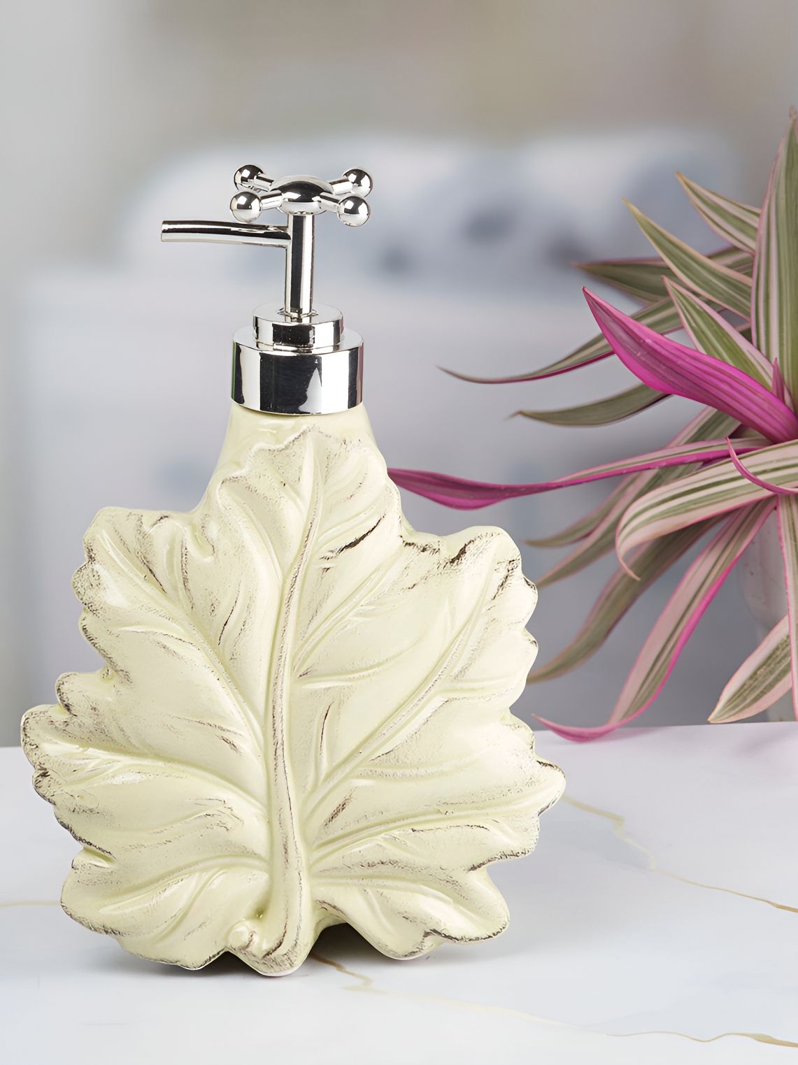 Kookee Off White Abstract Bath Accessories Set