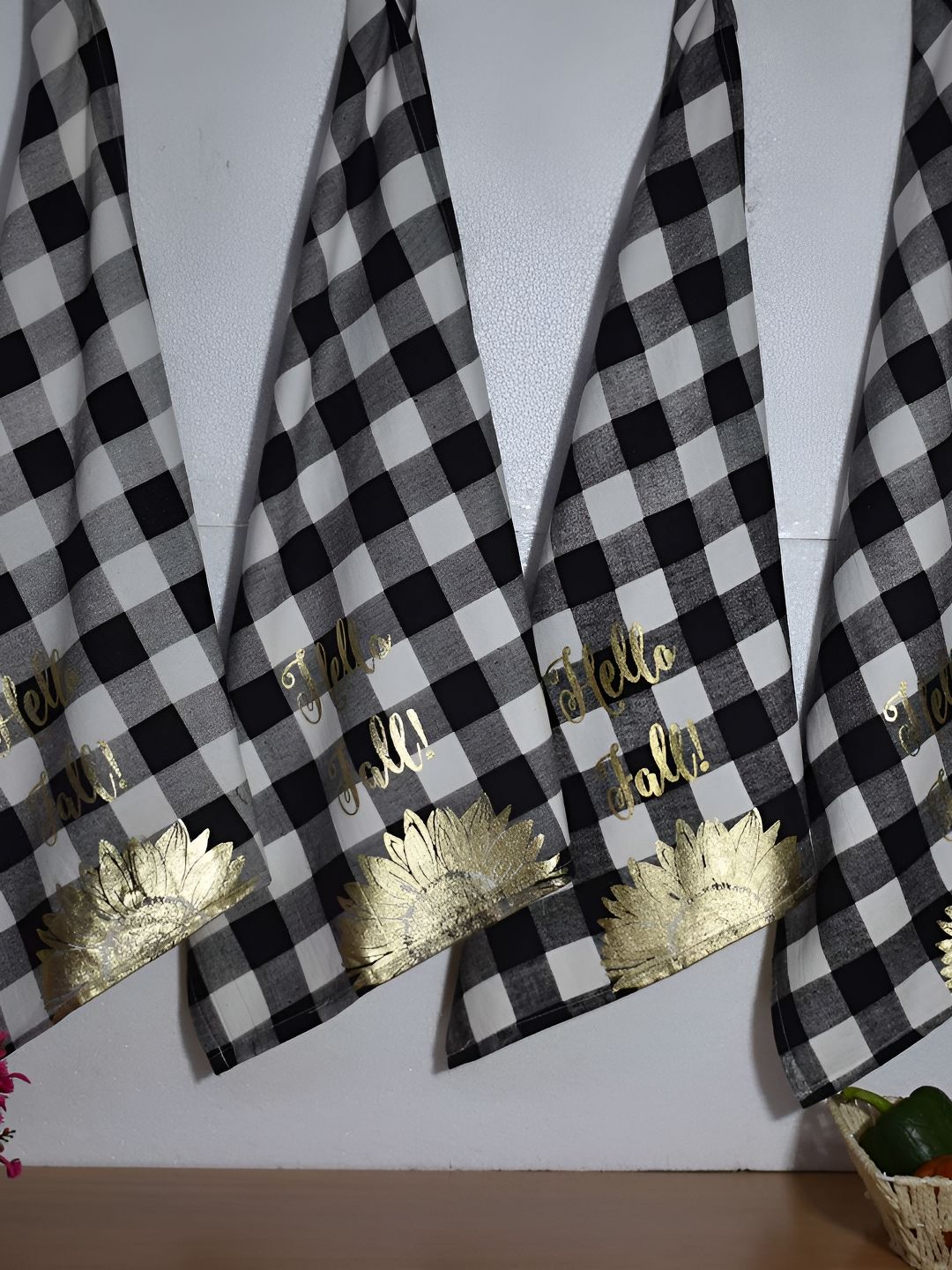 Aura Black & White 4 Pieces Checked 300 GSM Cotton Hand Towels