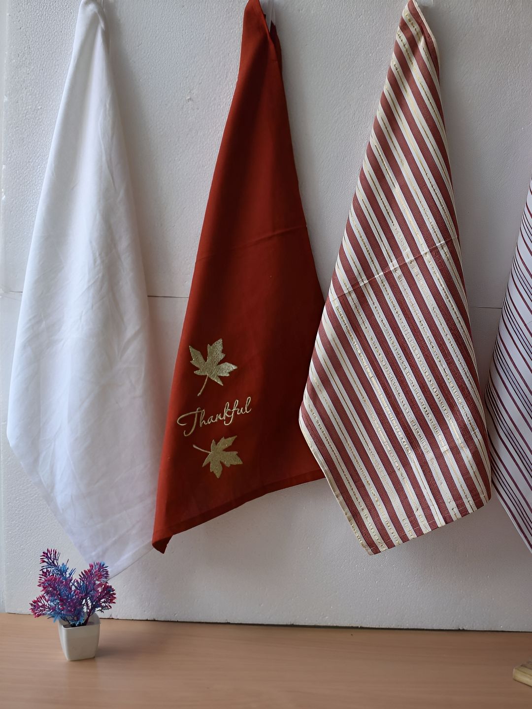 Aura White & Red 4 Pieces Striped 210 GSM Pure Cotton Hand Towels