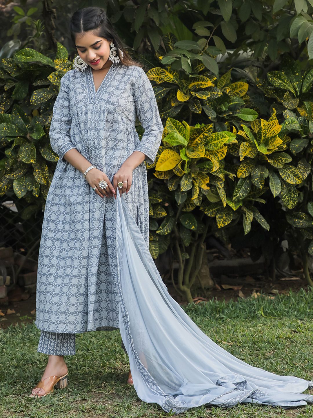 Rajnandini Women Grey Floral Printed Regular Thread Work Pure Cotton Kurta with Trousers & With Dupatta