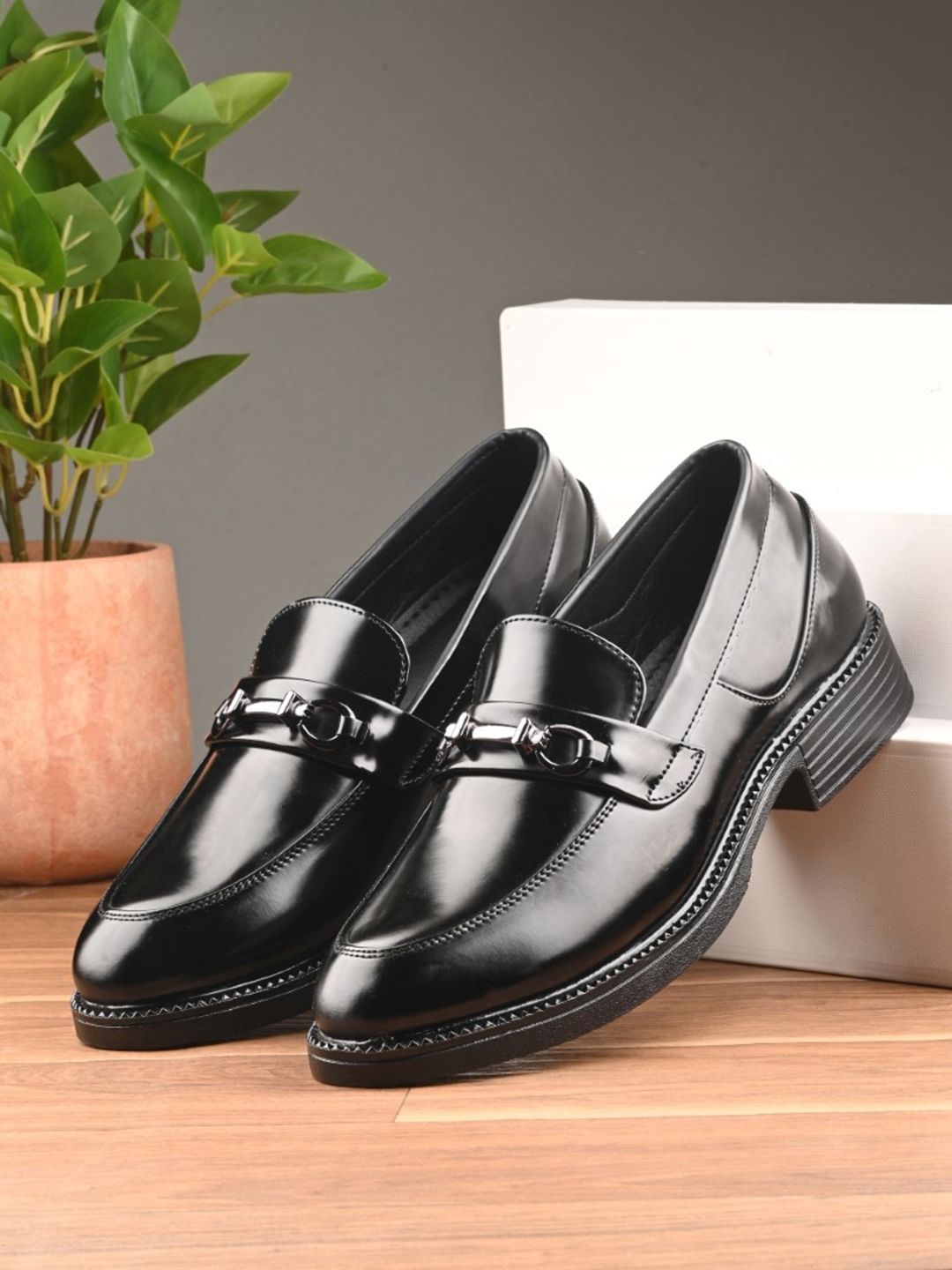 INVICTUS Men Buckle Detailed Formal Loafers