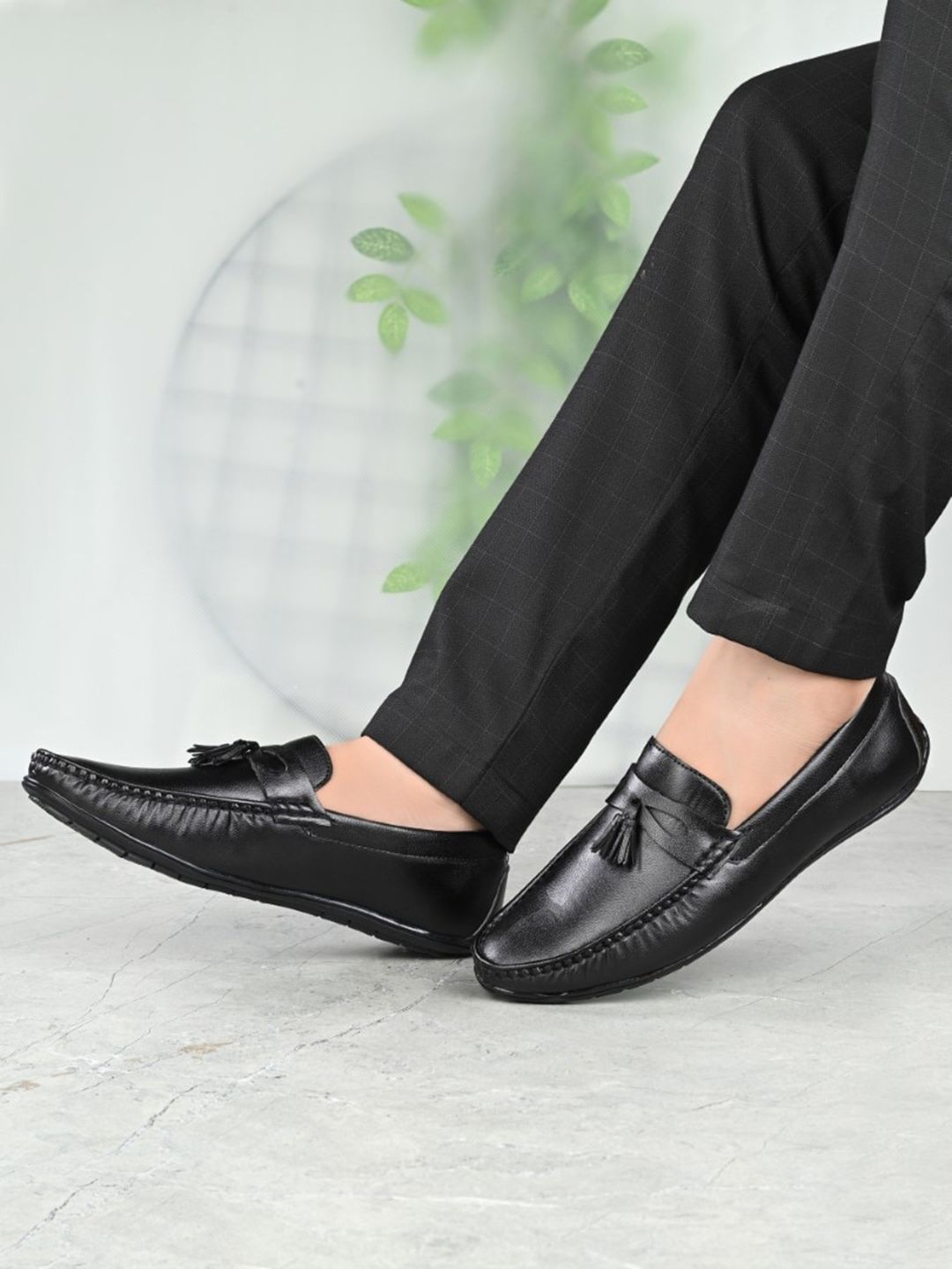 KARADDI Men Textured Tassel Loafers