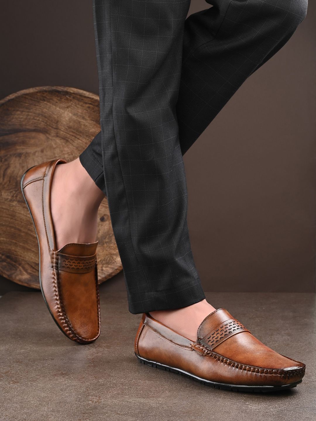 SERVER Men Textured Lightweight Loafers