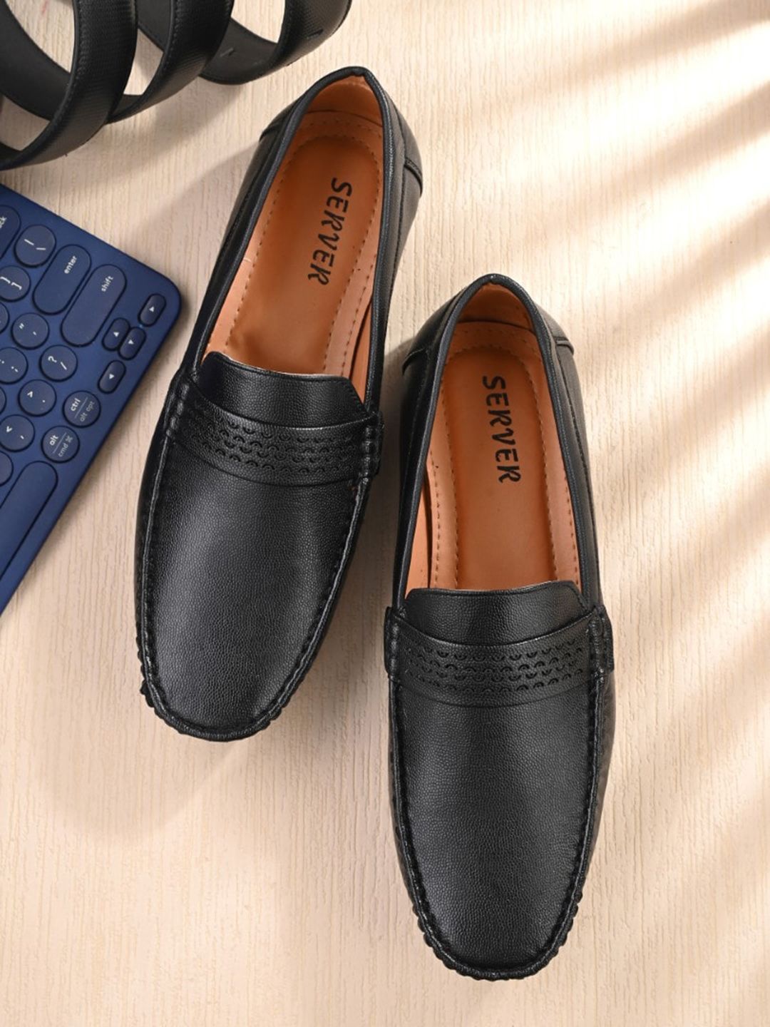 SERVER Men Round Toe Textured Lightweight Loafers