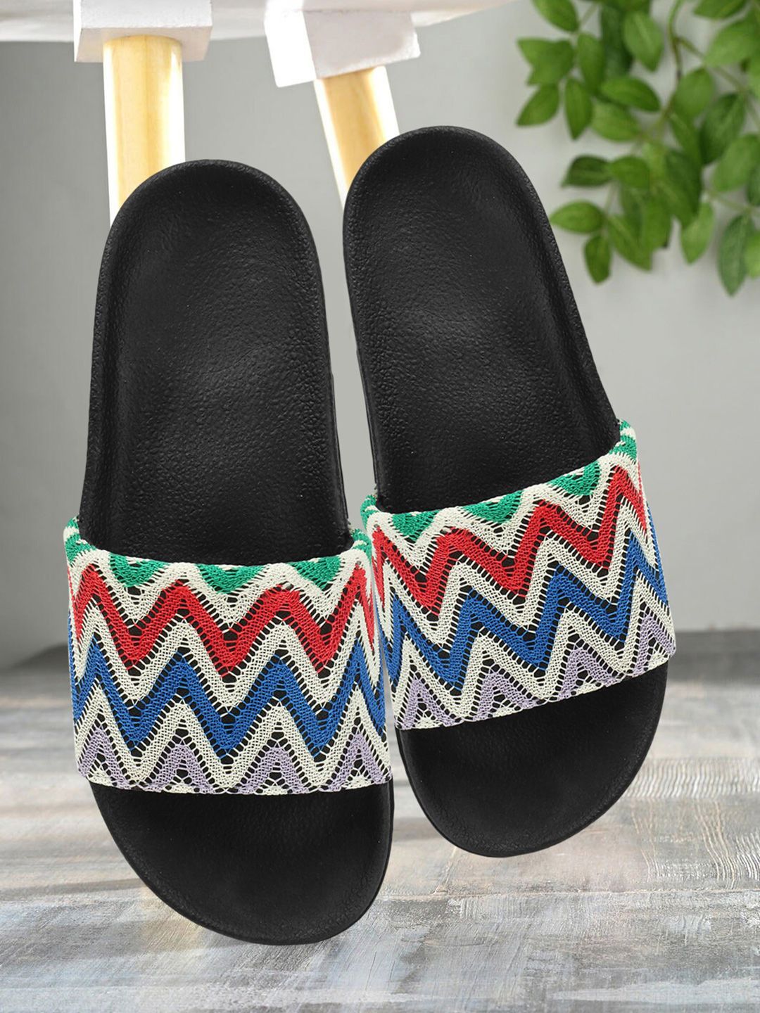 Colo Women Self Design Sliders