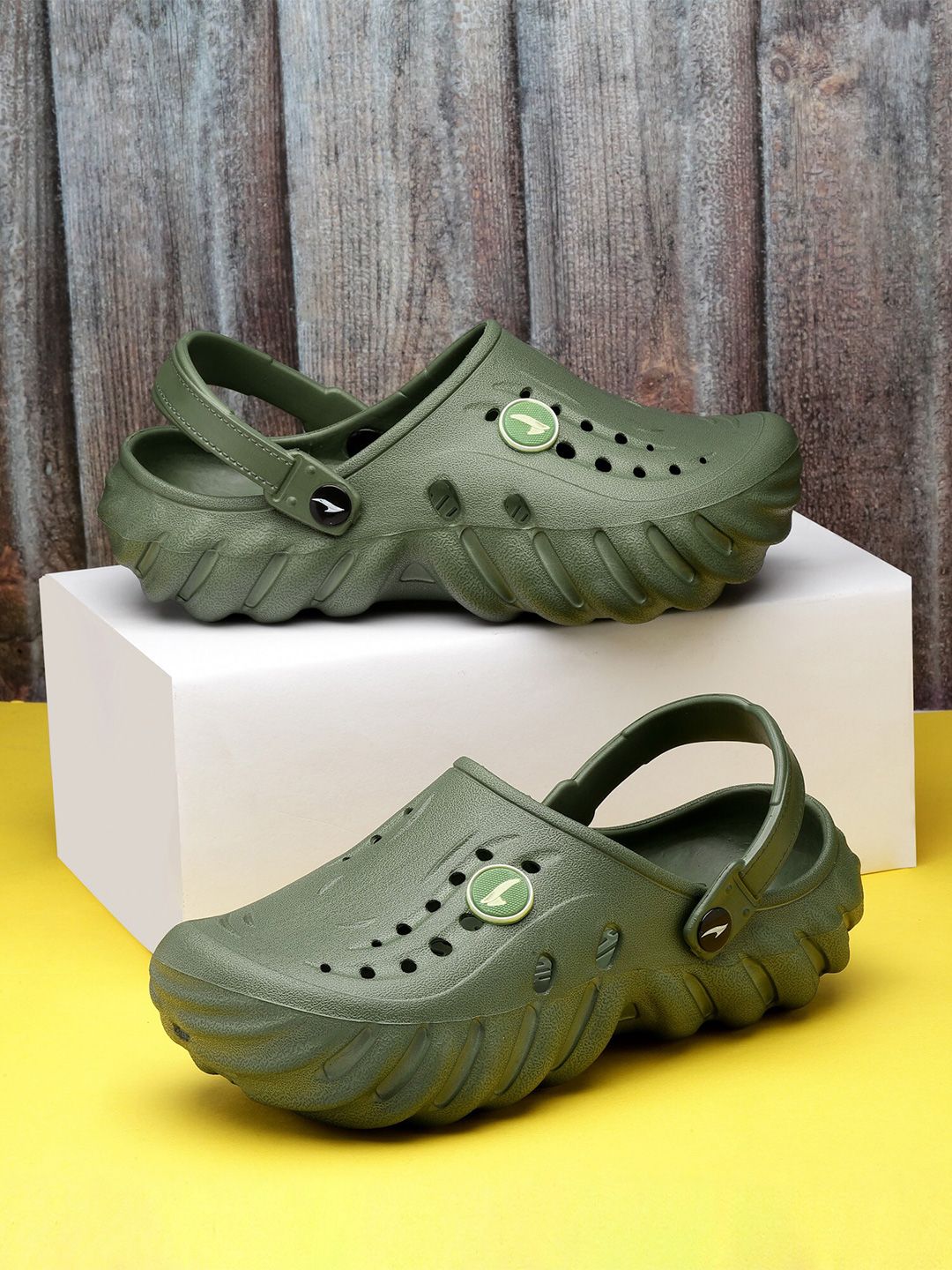 ASIAN Men Textured Clogs