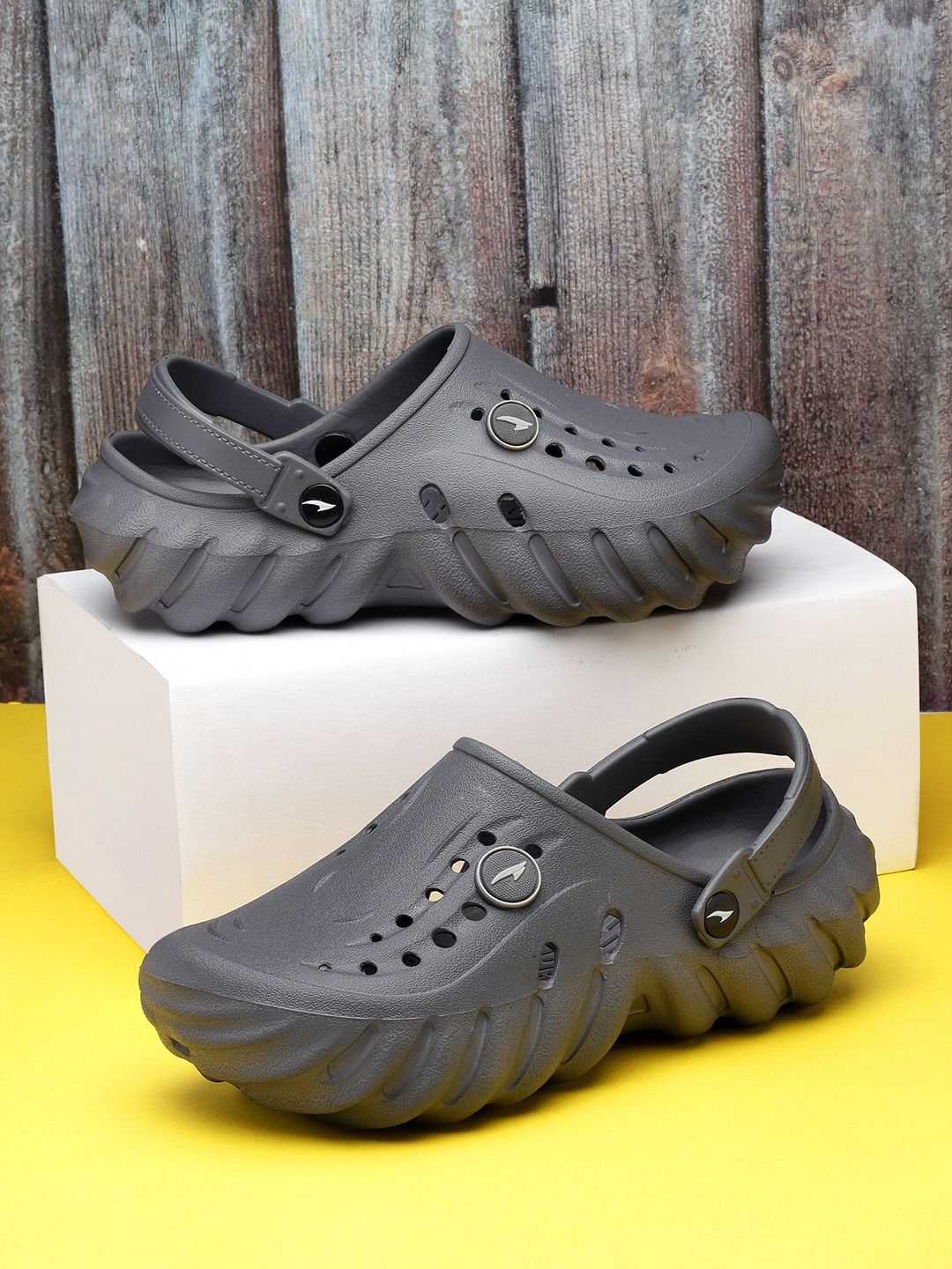 ASIAN Men Textured Clogs