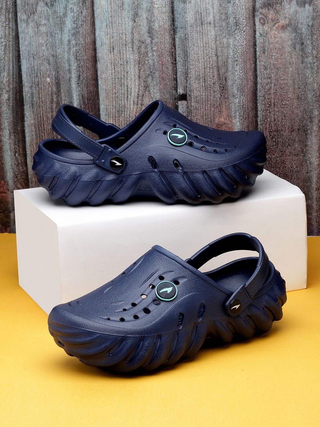 ASIAN Men Textured Clogs
