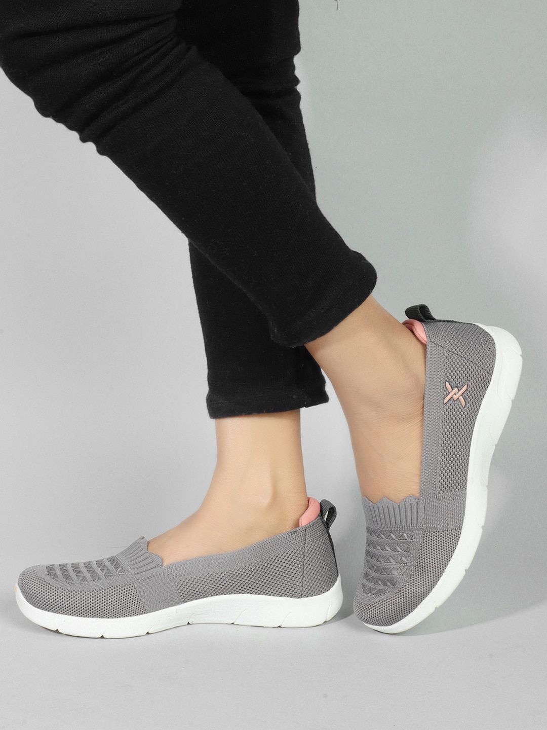 Carlton London Carlton London Women Textured Round Toe Flyknit Mesh Slip-On Sneakers