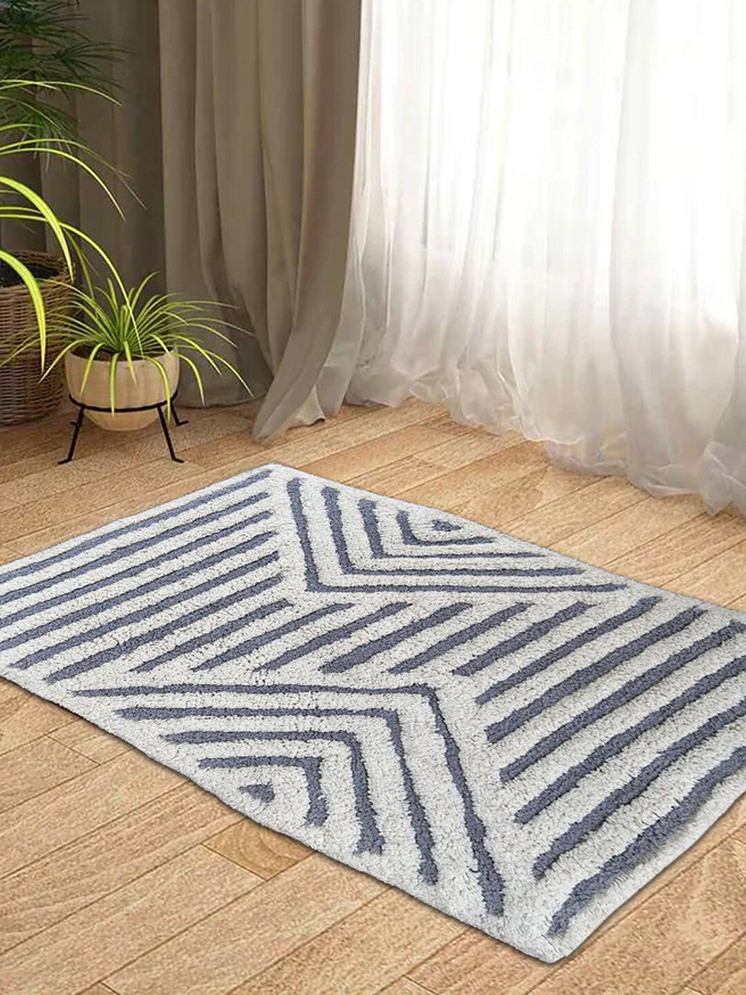 SENSES Grey & White Embossed 2000 GSM Cotton Anti-skid Bath Rug