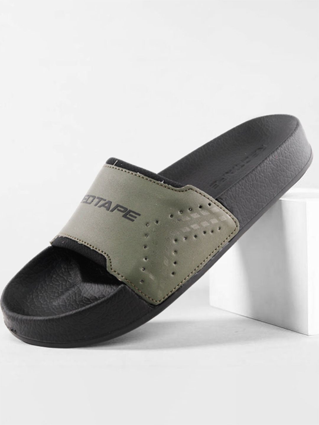 Red Tape Men Printed Sliders