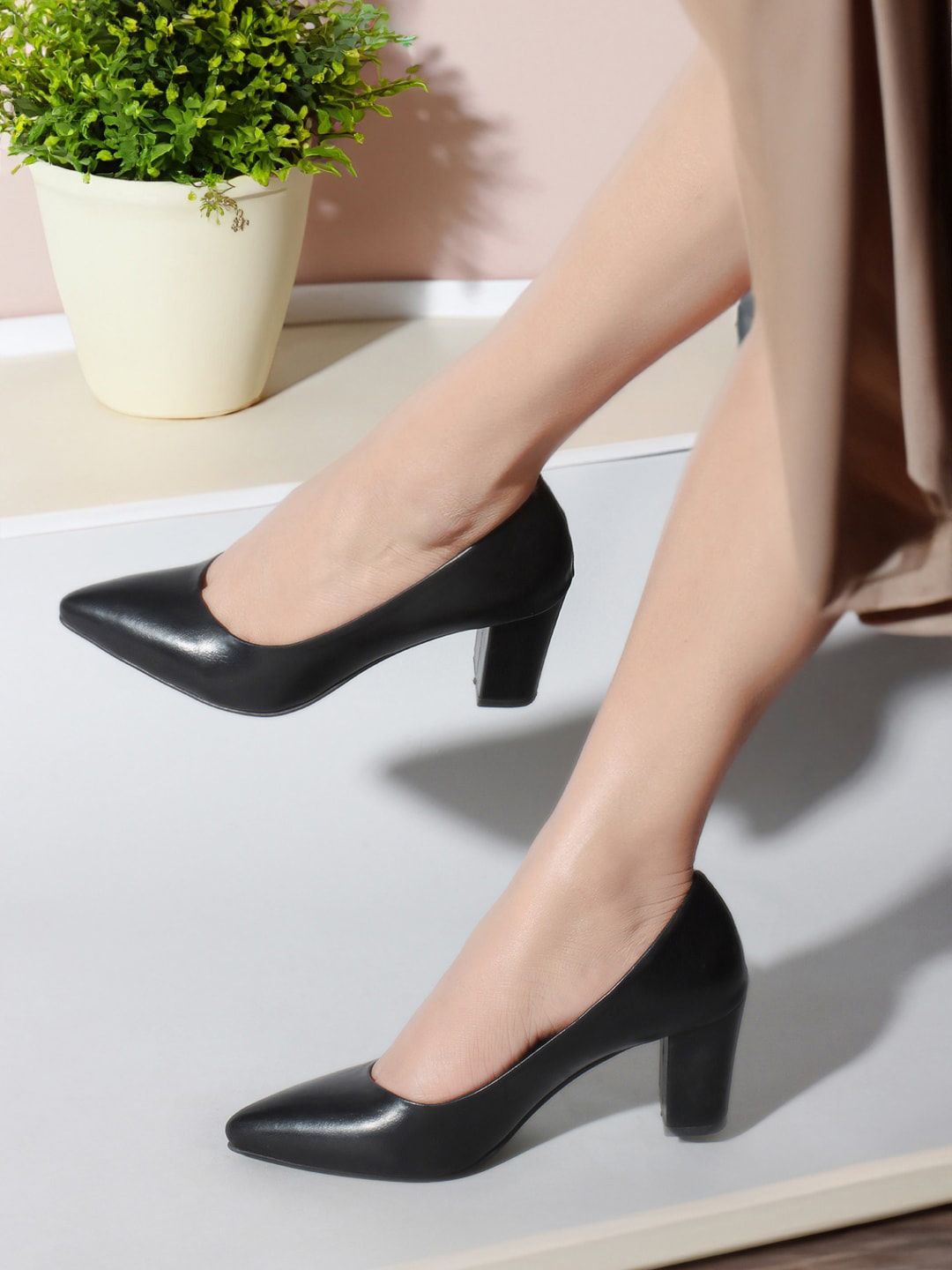 ICONICS ICONICS Pointed Toe Block Heel Pumps