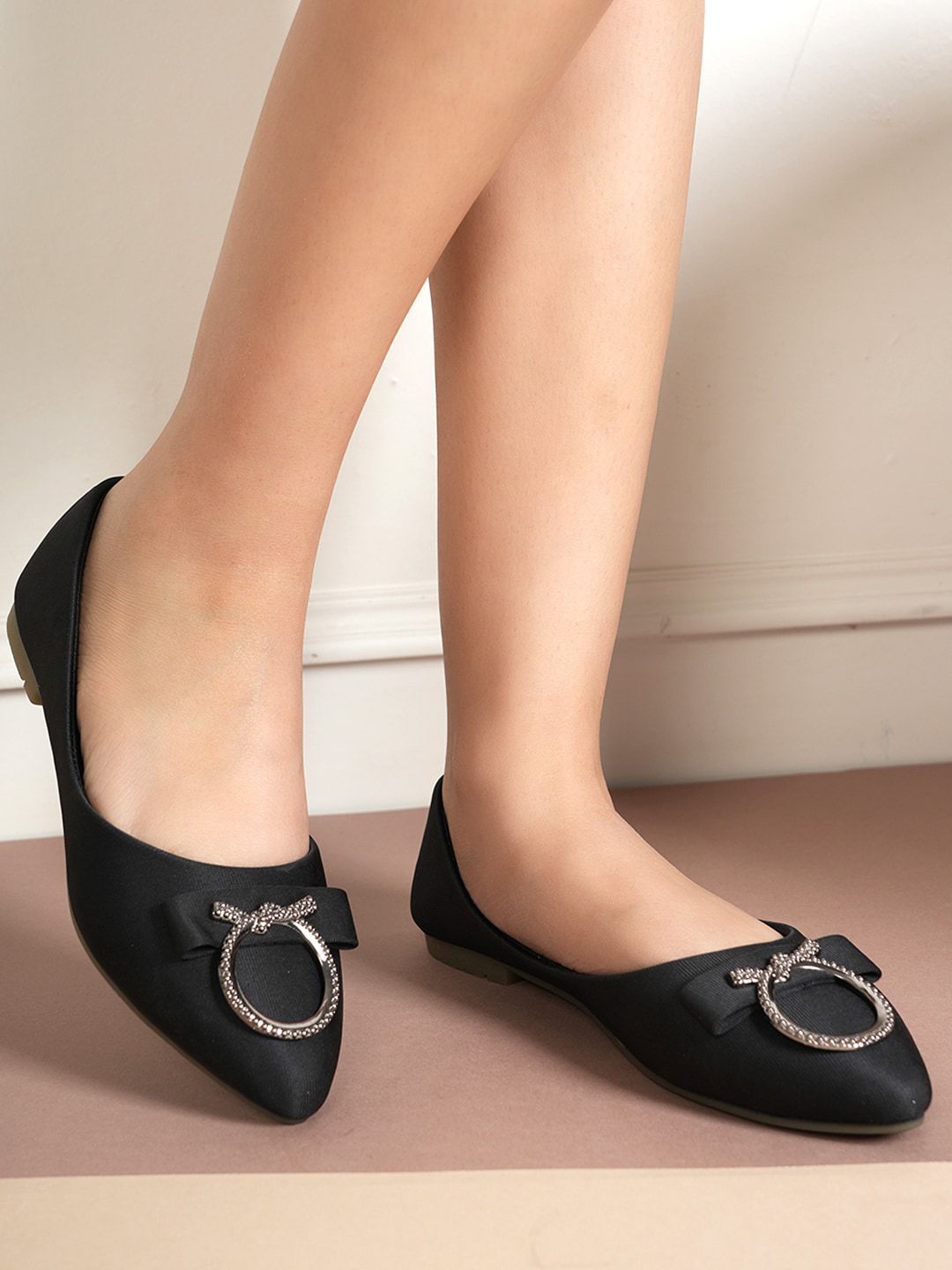 DressBerry Black Textured Pointed Toe Bows Ballerinas