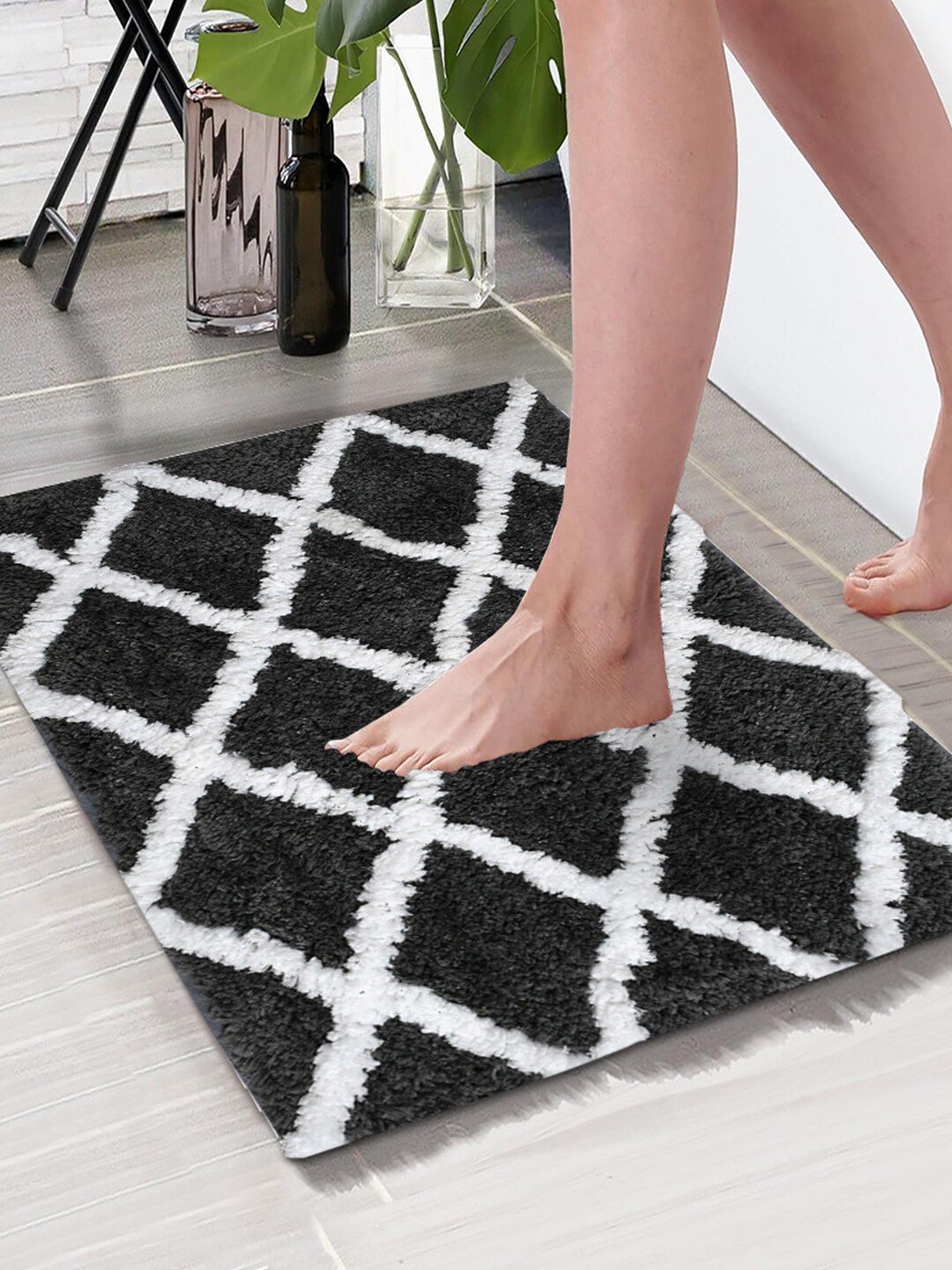 Aura Grey & White Checked Rectangular 1850 GSM Microfiber Bath Rug