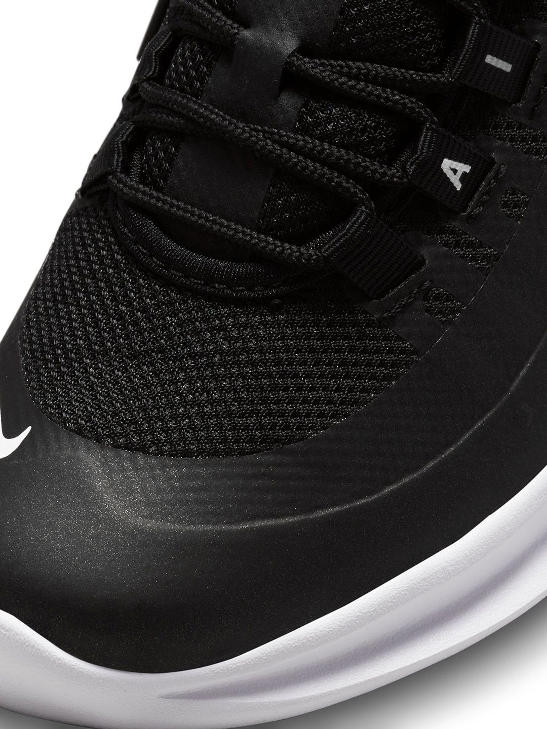 nike air max axis junior black and white