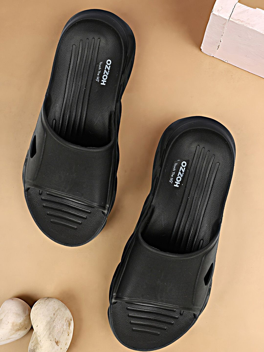 OZZOH Men Textured Clogs