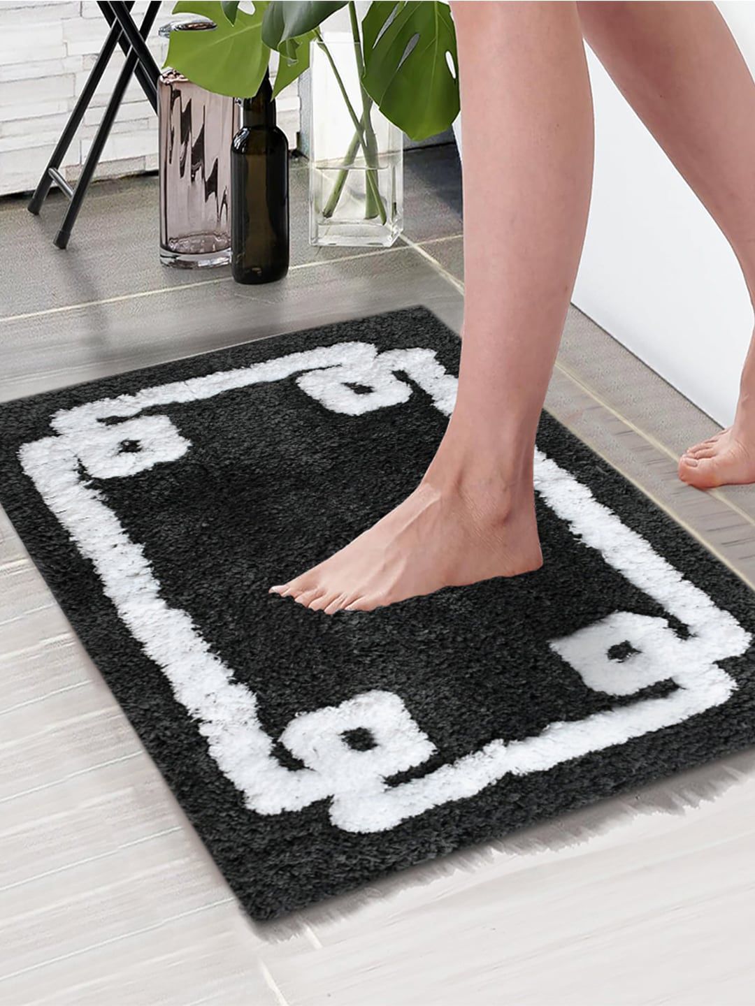 Aura Grey & White Abstract Printed Anti-Skid Microfiber 1850 GSM Bath Mat