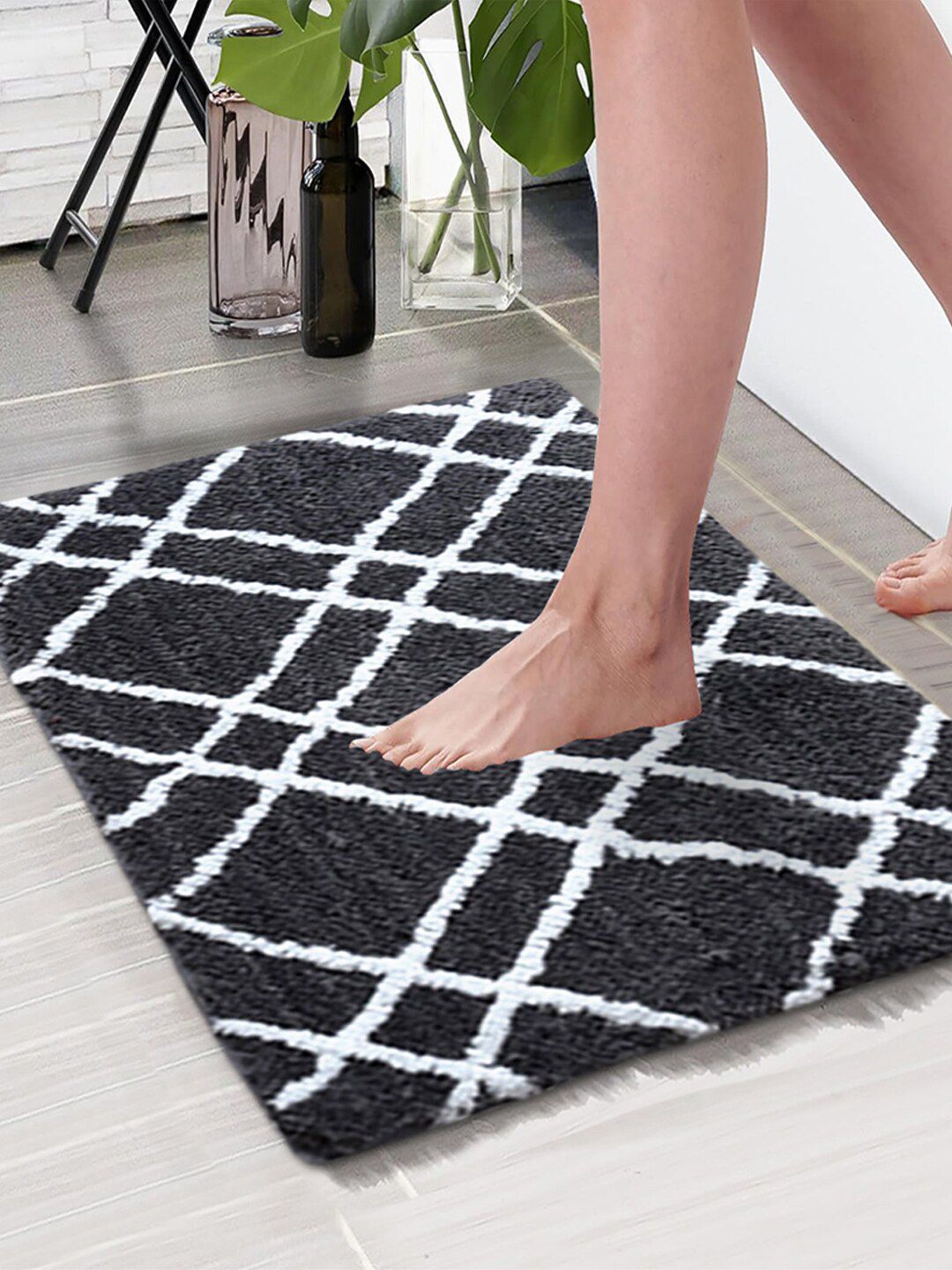 Aura Grey & White Printed 1850 GSM Anti Skid Bath Rug