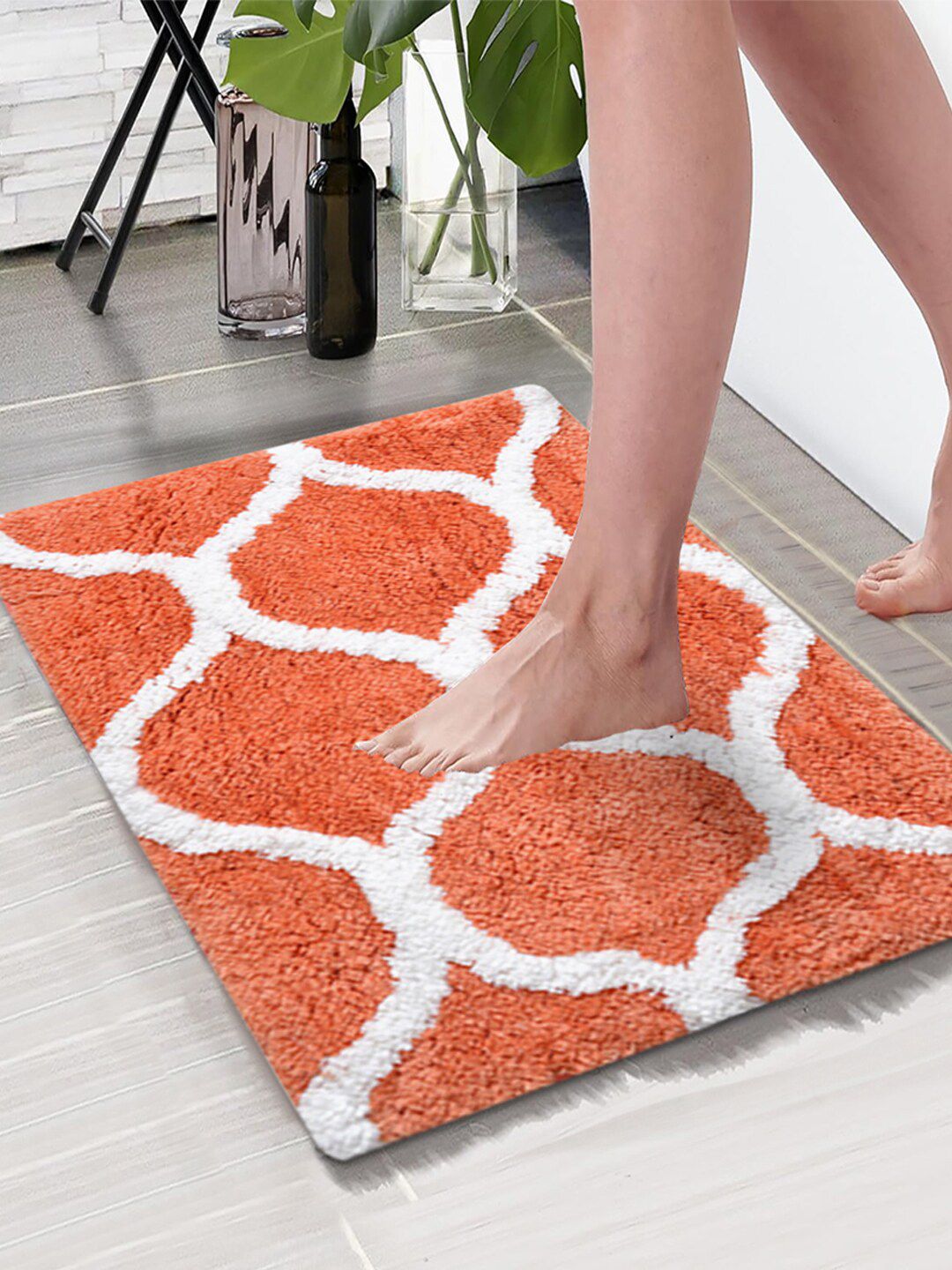 Aura Peach & White Swish Self-Design 1850 GSM Anti-Skid Microfiber Large Bath Mat