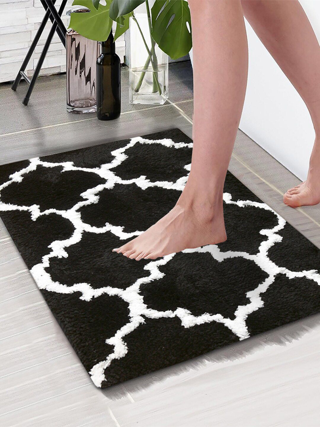 Aura Black & White Anti-Skid Microfiber 1850 GSM Bath Mat