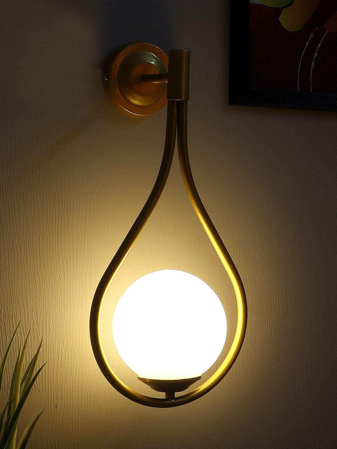 decorativeray Gold-Toned & White Abstract Shaped Metal Wall Lamp