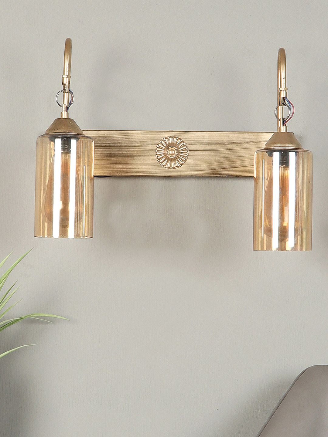 decorativeray Gold Toned Cylinder Shaped Wall Lamp