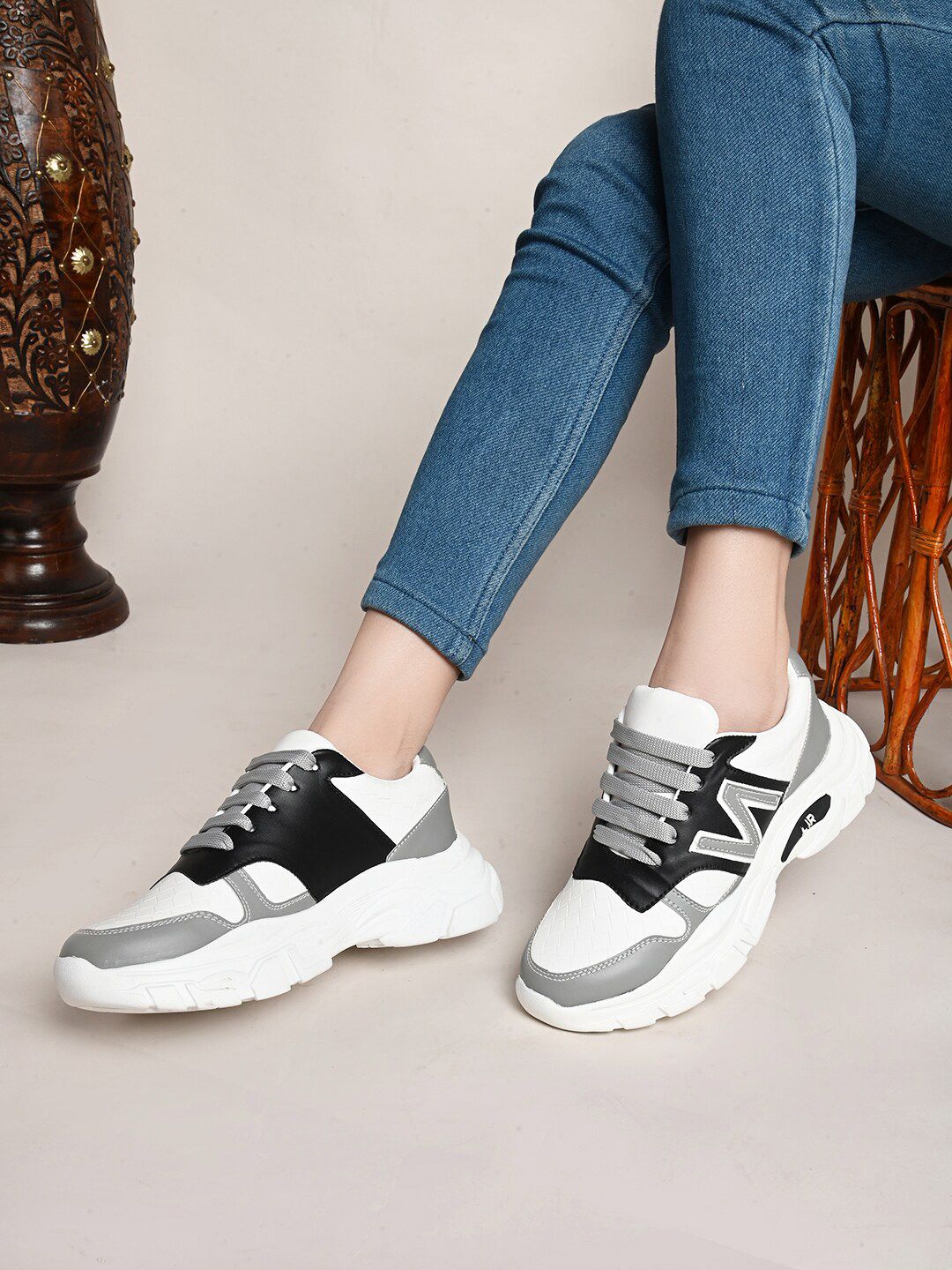 XE Looks Women Colourblocked Lightweight Comfort Insole Contrast Sole Lace-Ups Sneakers