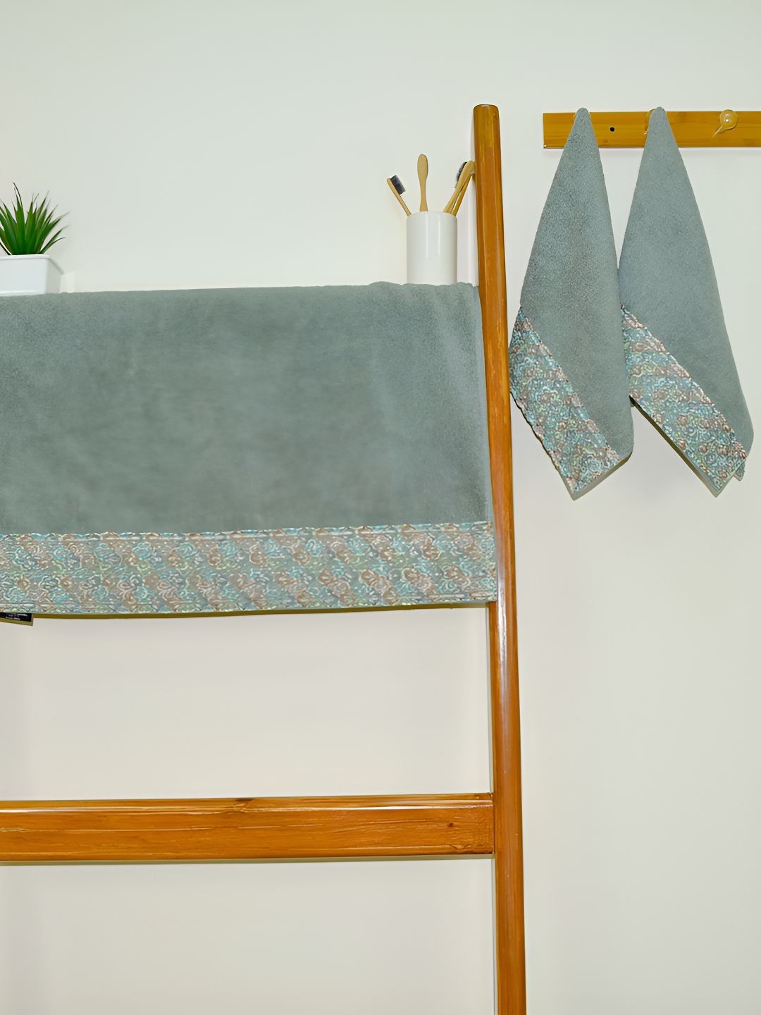 RANGOLI Green & Blue 3 Pieces Pure Cotton 550 GSM Towel Set