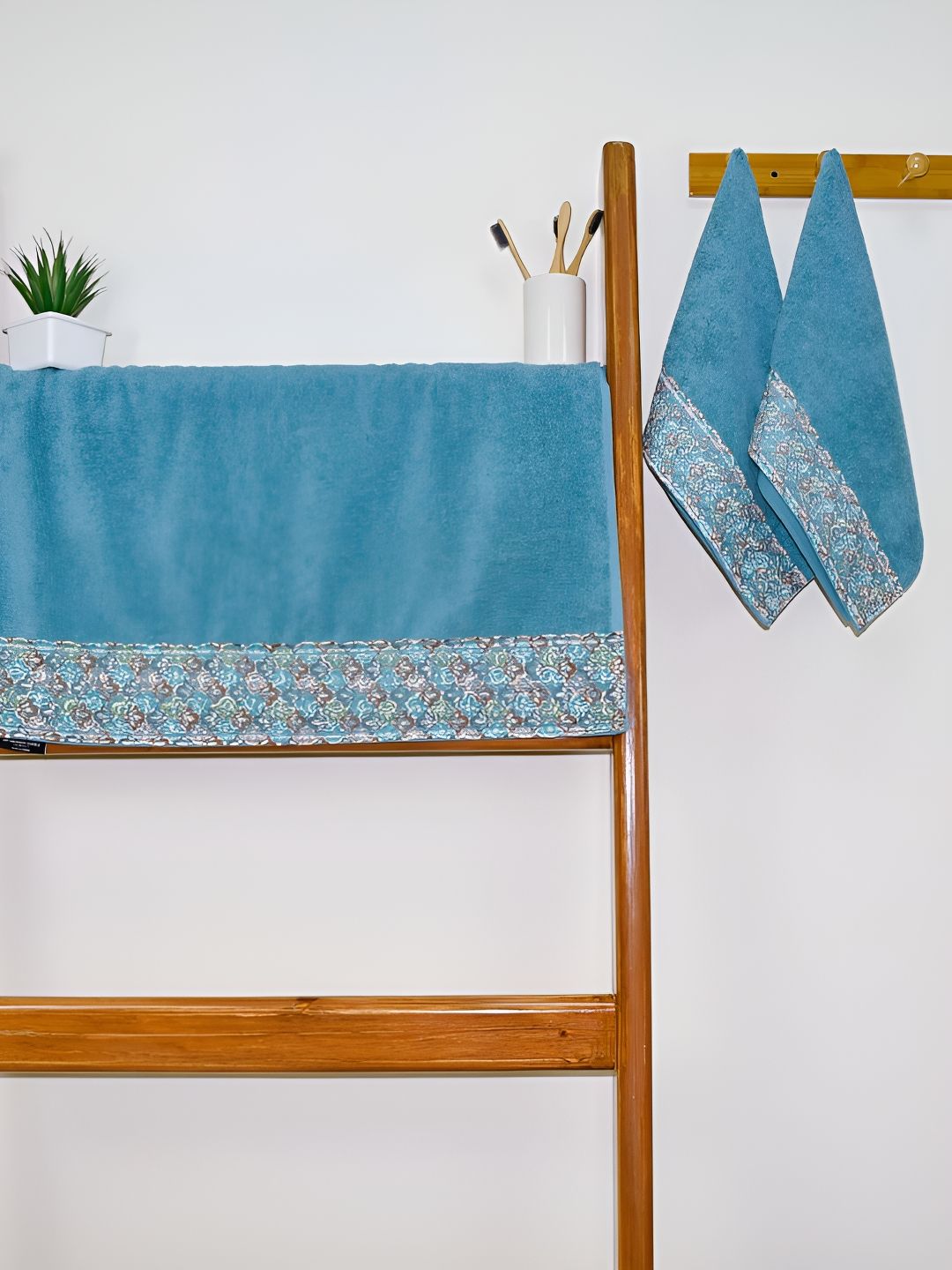 RANGOLI Blue & White 3 Pieces Pure Cotton 550 GSM Towel Set