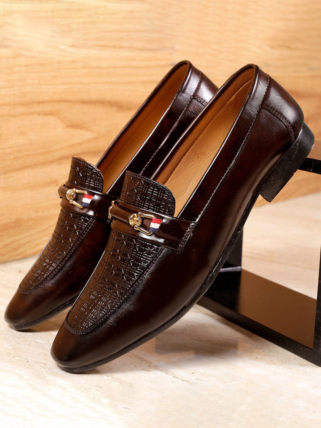 Bxxy Men Textured Buckle Detailed Formal Loafers