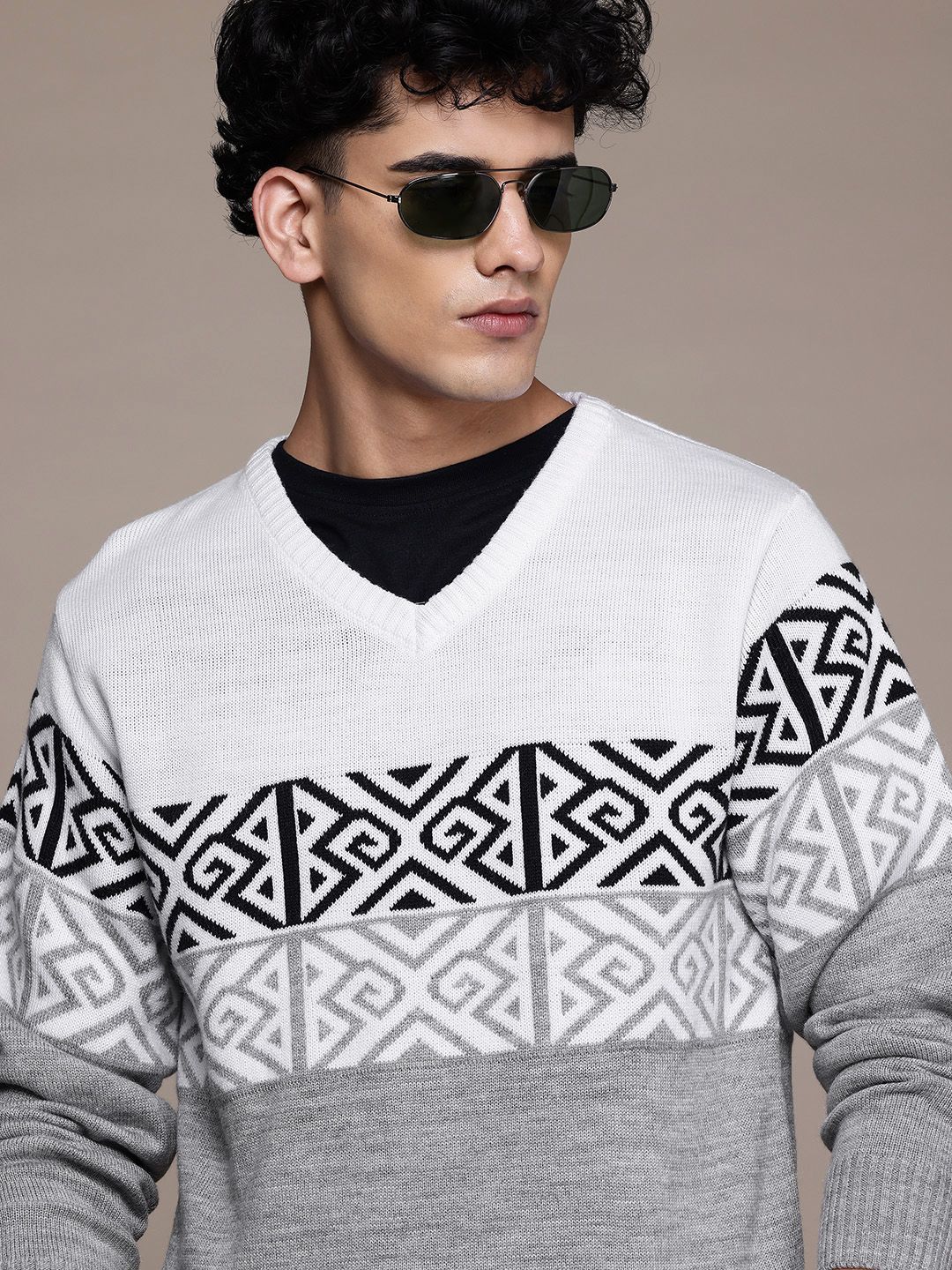 Roadster Tribal Design V-Neck Monochrome Acrylic Knit Sweater