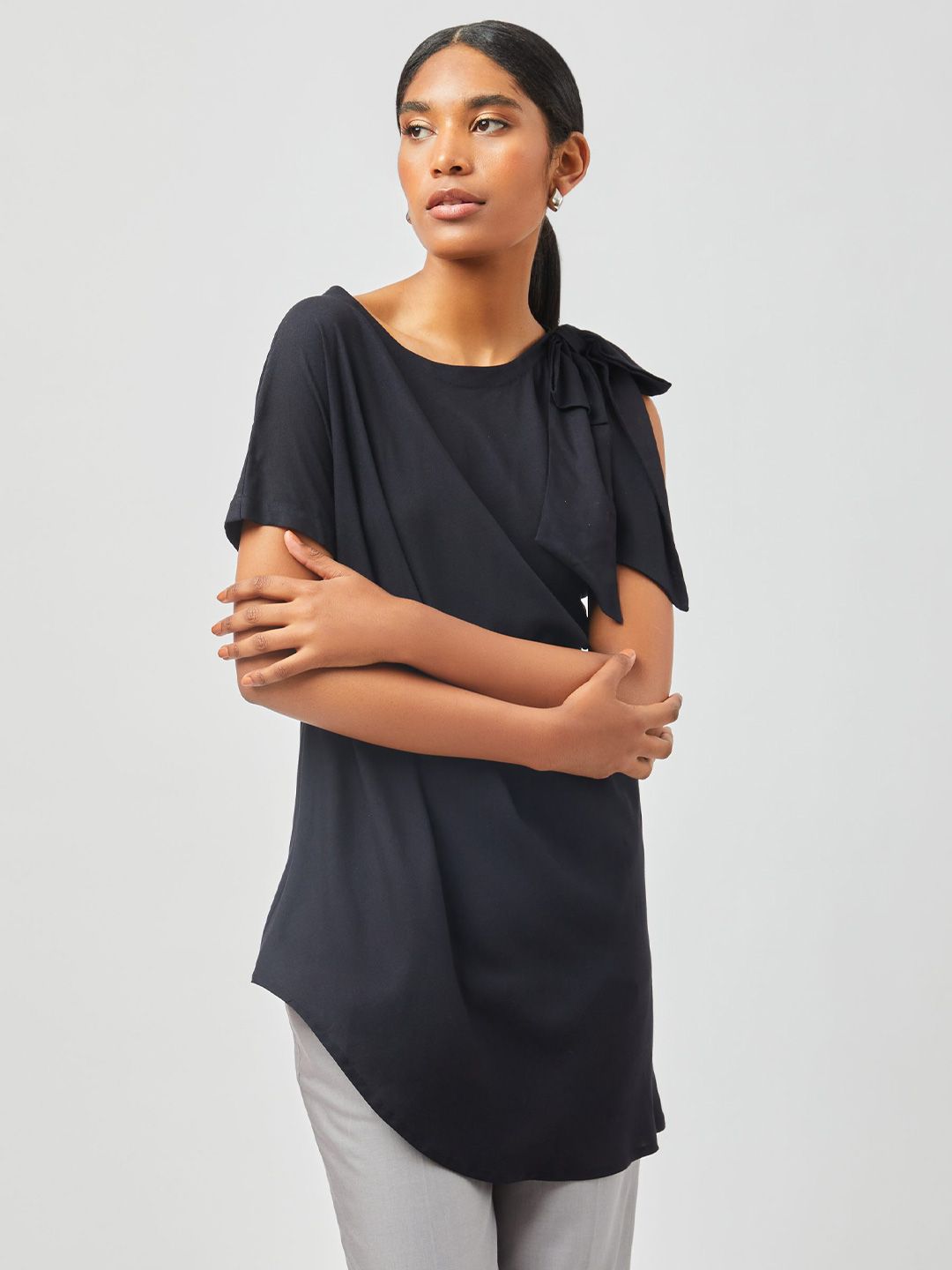 Contemponari Round Neck Bow Detailed Casual Top With Trousers