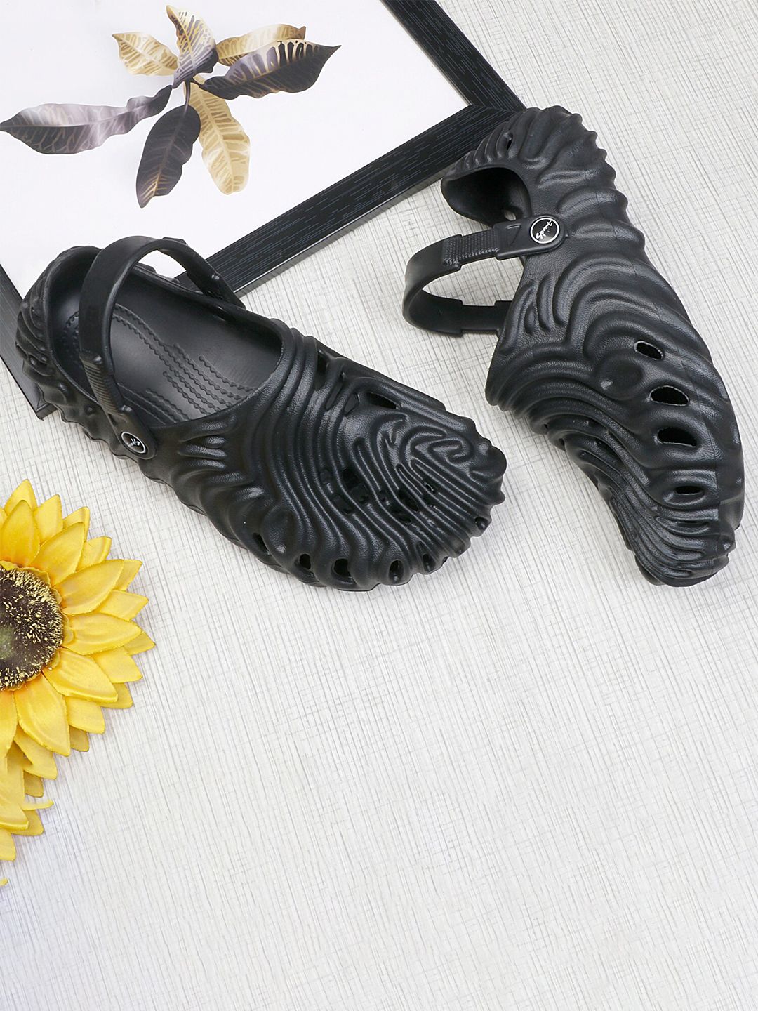 KRAASA Men Textured Clogs