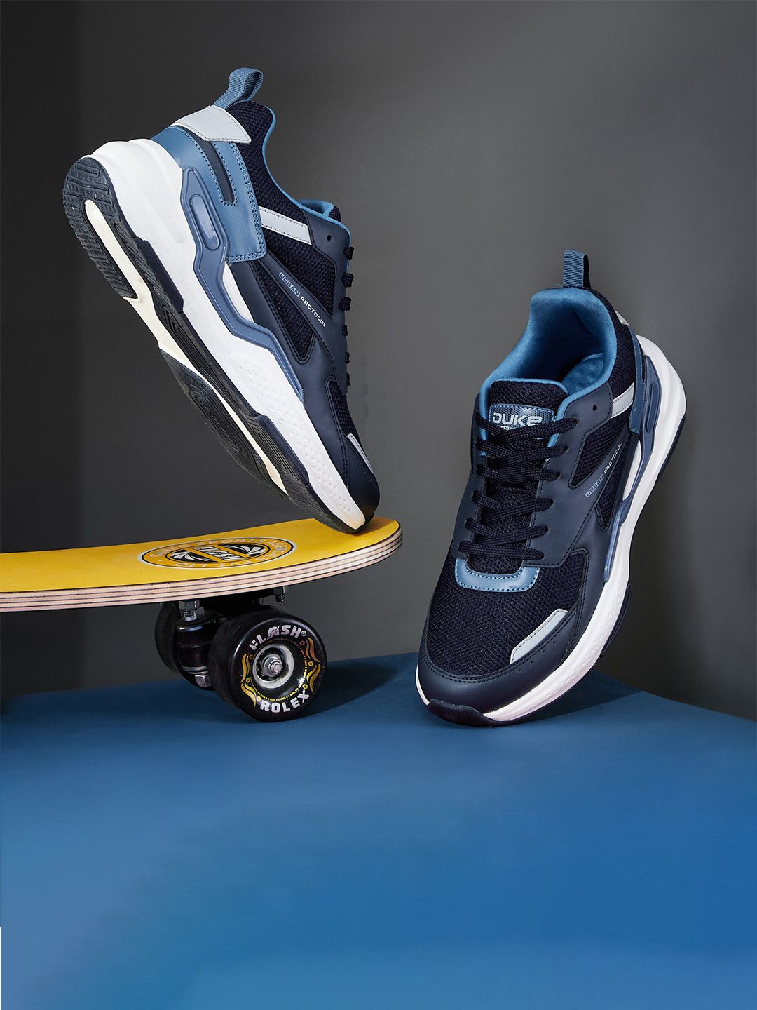Duke Men Mesh Colourblocked Walking Shoes