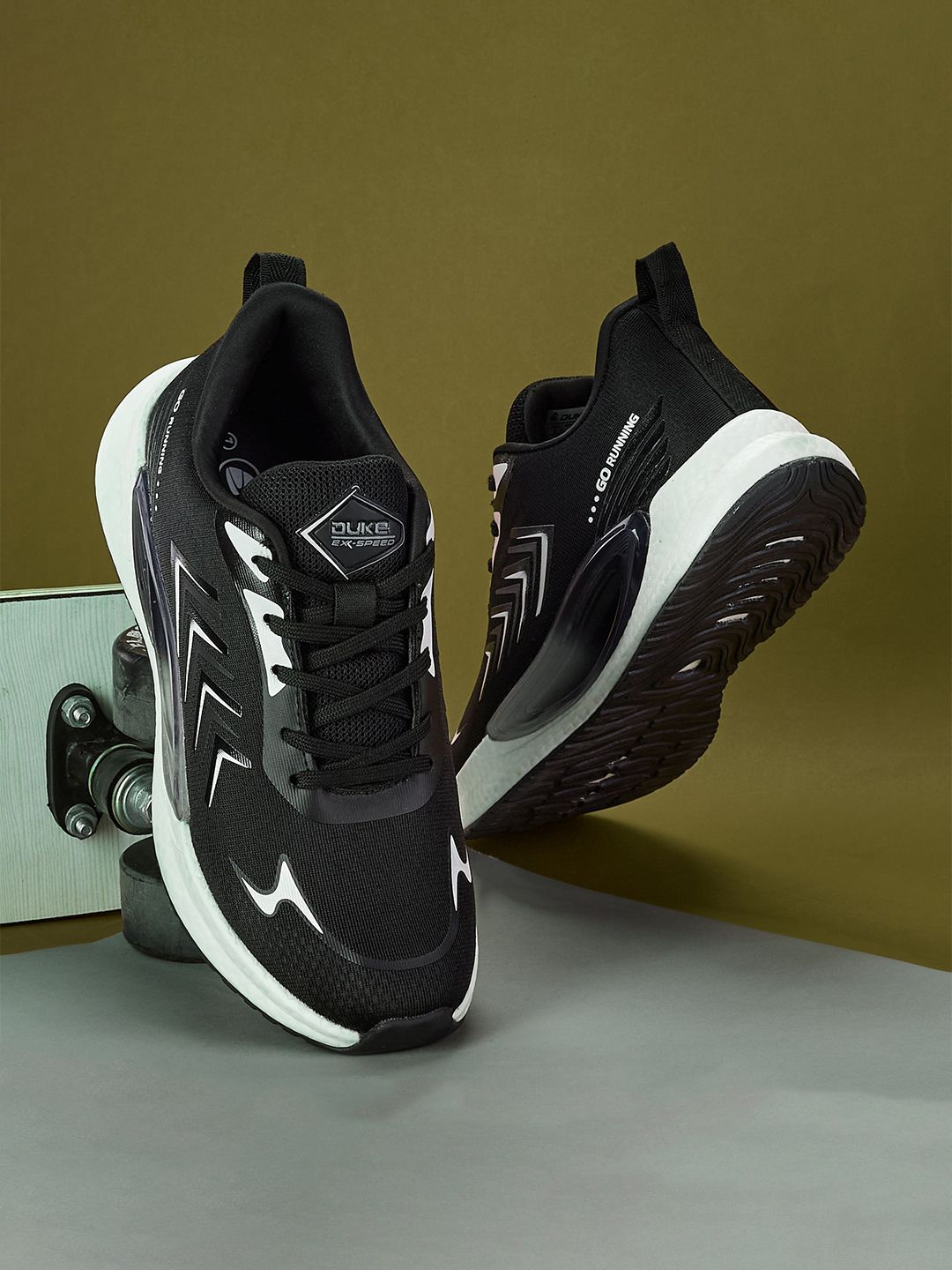 Duke Men Textured & Colourblocked Running Shoes