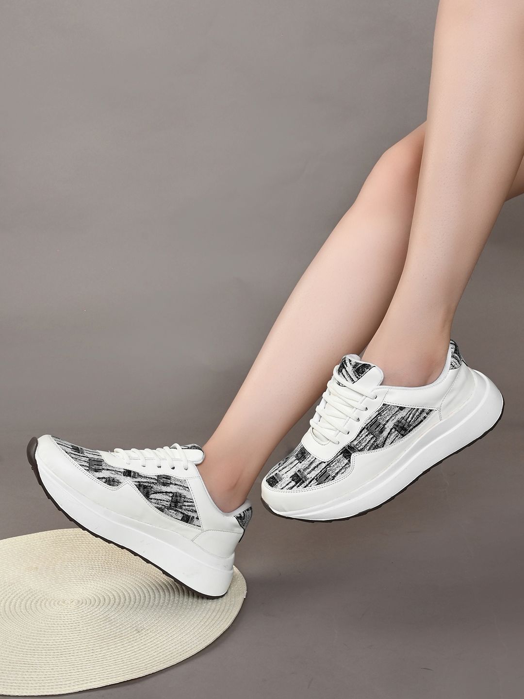 XE Looks Women Printed Round Toe Memory Foam Lightweight Sneakers